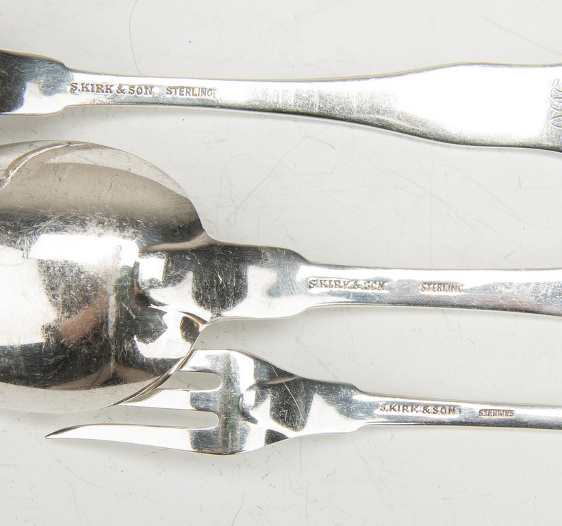 146 pcs. Kirk King's Pattern sterling flatware - Image 9 of 10