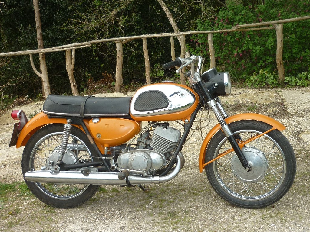 EXTRA LOT: A 1966 Suzuki T20 Super Six, frame number 21663, engine number 21515, orange.