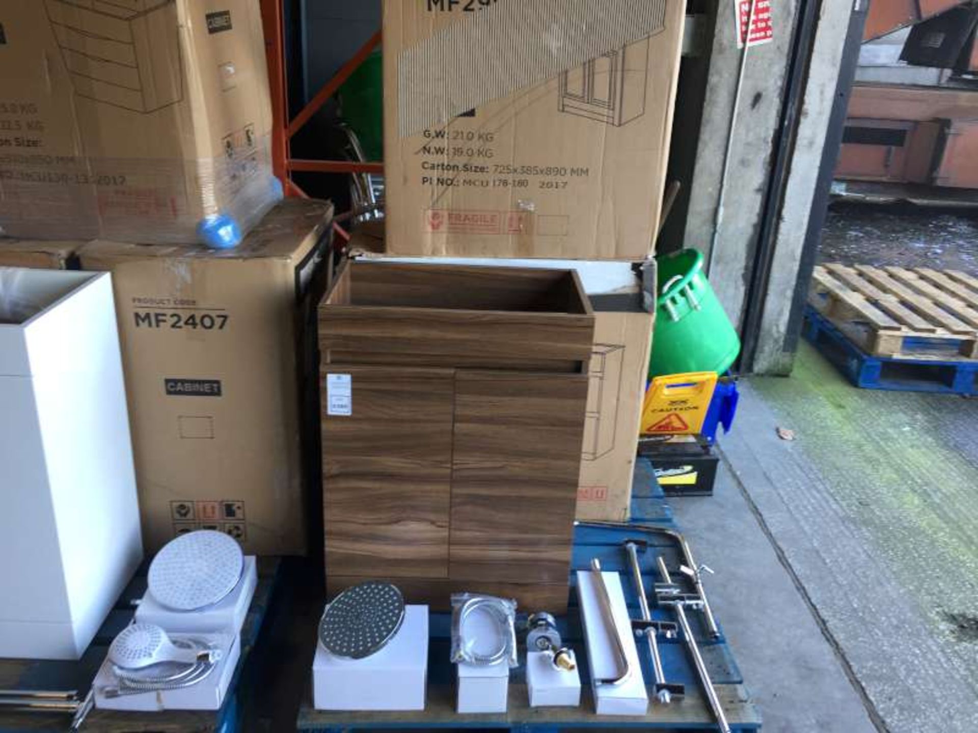 PALLET CONTAINING VARIOUS BATHROOM ITEMS IE CUPBOARDS, SHOWER HEAD,