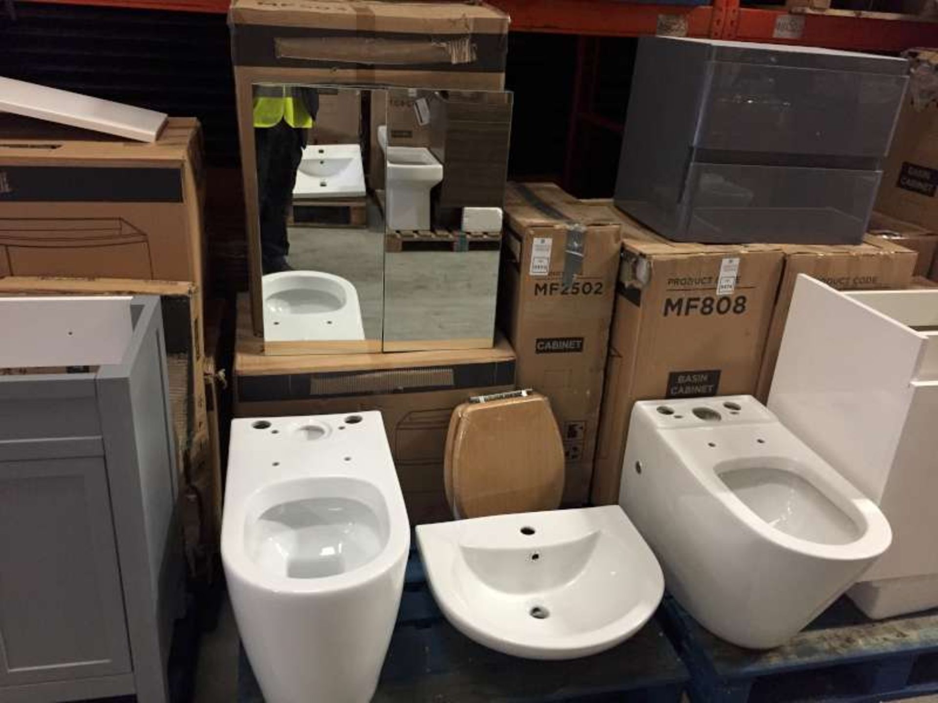 PALLET CONTAINING VARIOUS BATHROOM ITEMS IE CUPBOARD, SINK, TOILET PAN