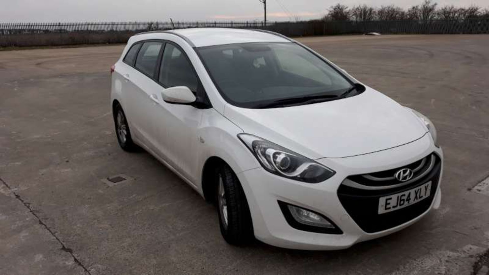 WHITE HYUNDAI i30 ACTIVE BLUE DRIVE CRD. ( DIESEL ) Reg : EJ64 XLY Mileage : 23,088 MOT