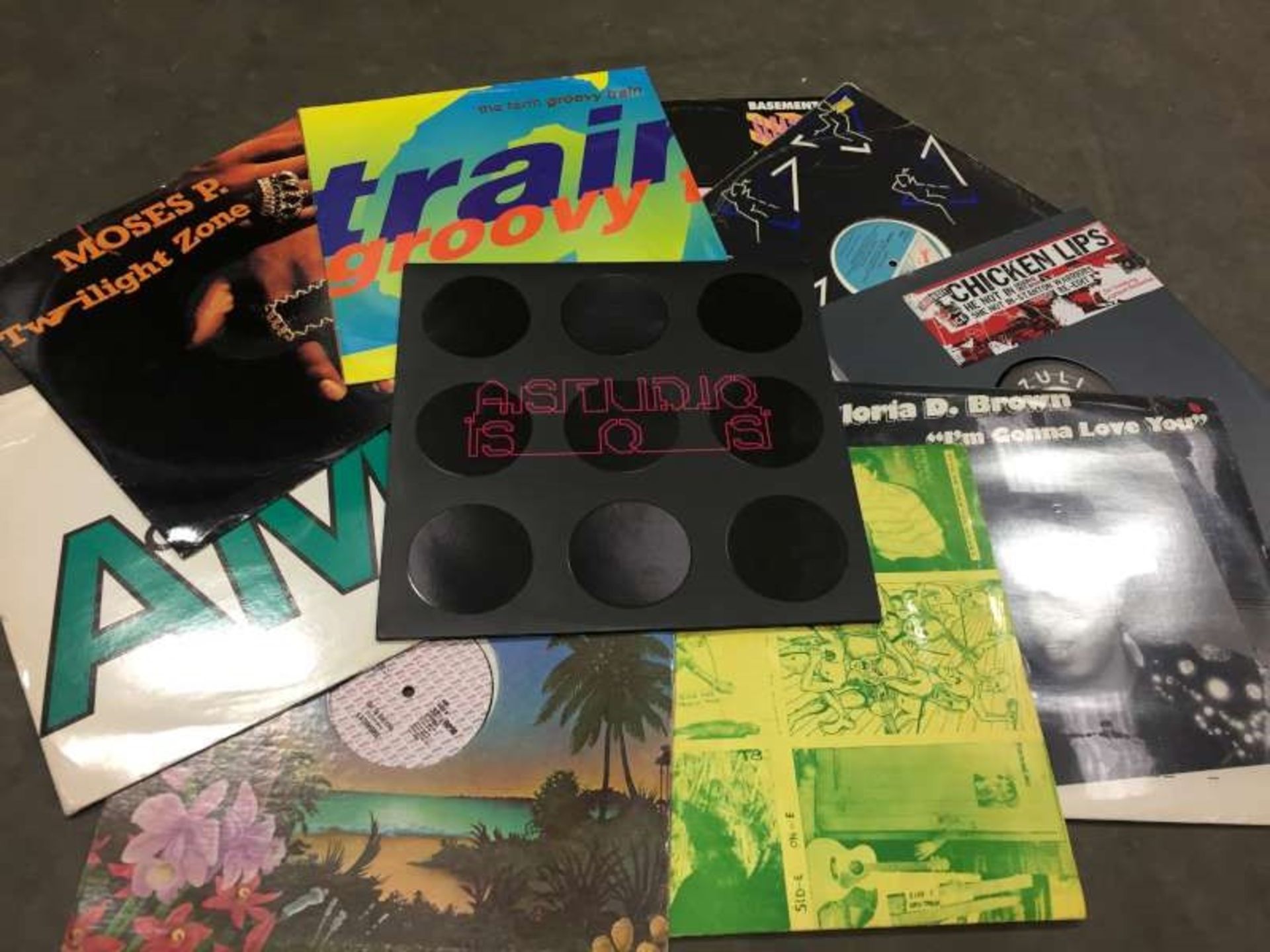 5 X TRAYS CONTAINING APPROXIMATLEY 700 LP RECORDS BY VARIOUS ARTISTS ( TRAYS NOT INCLUDED )