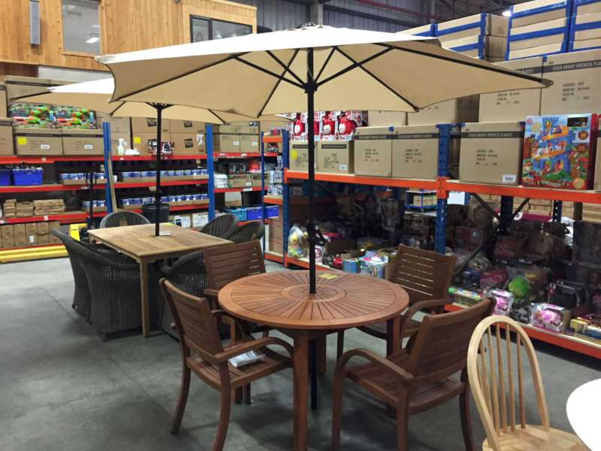 BRAND NEW BOXED ALMERIA ROUND GARDEN TABLE WITH 4 X ALMERIA STACKING CHAIRS AND PARASOL