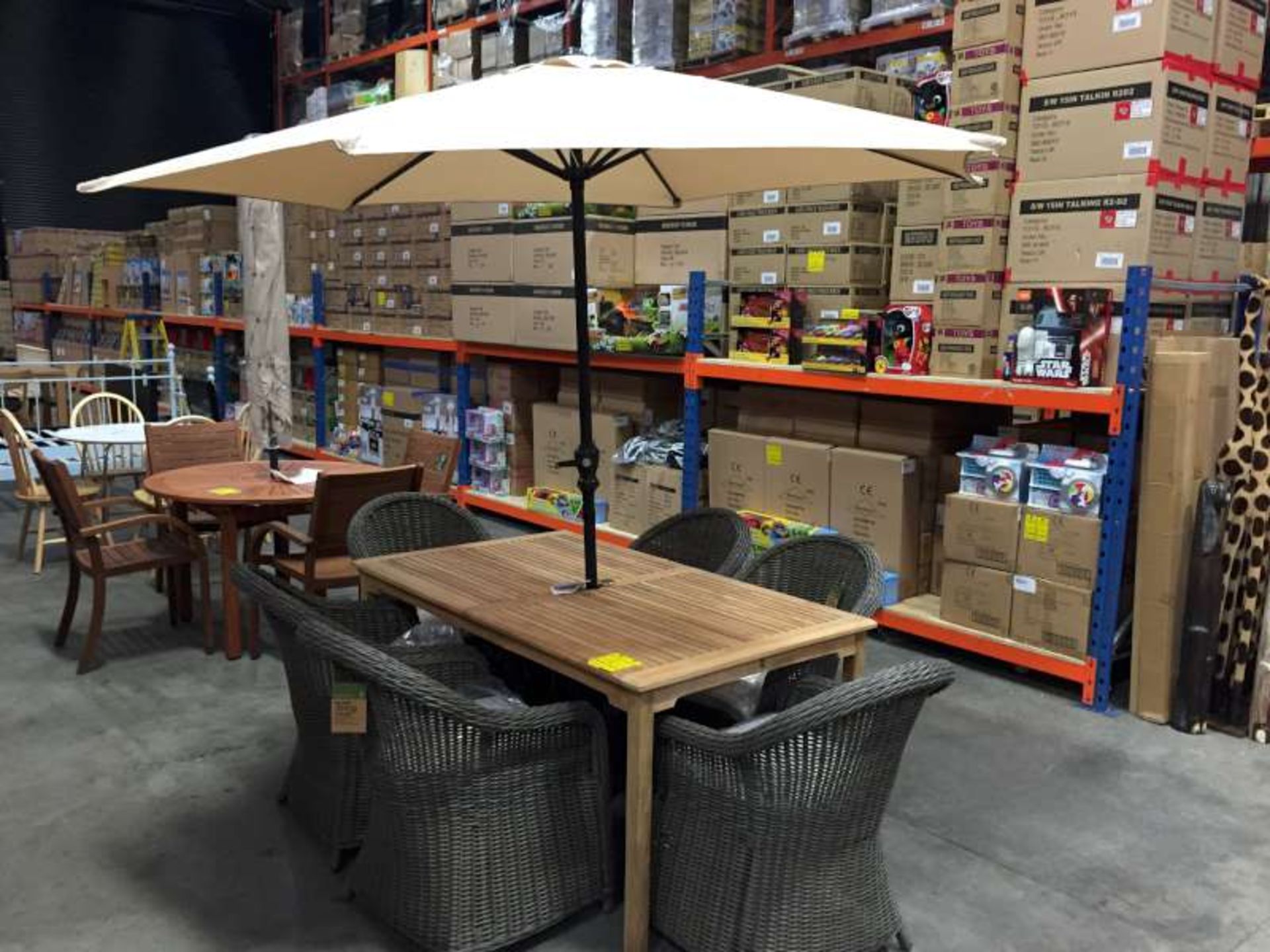 BRAND NEW BOXED MALMO 6 SEATER RECTANGULAR GARDEN TABLE WITH 6 X MILAZZO CHAIRS AND A PARASOL