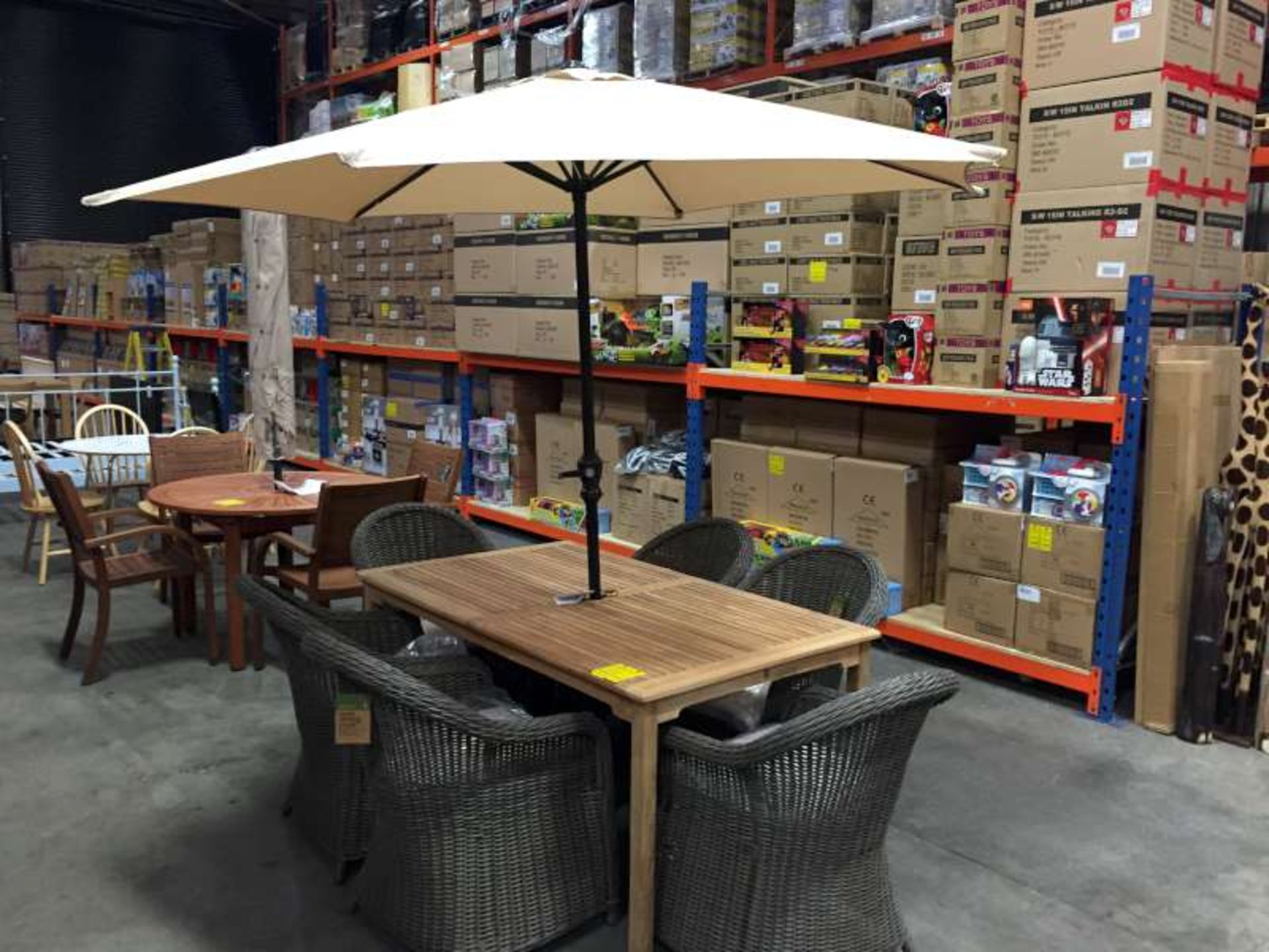 BRAND NEW BOXED MALMO 6 SEATER RECTANGULAR GARDEN TABLE WITH 6 X MILAZZO CHAIRS AND A PARASOL