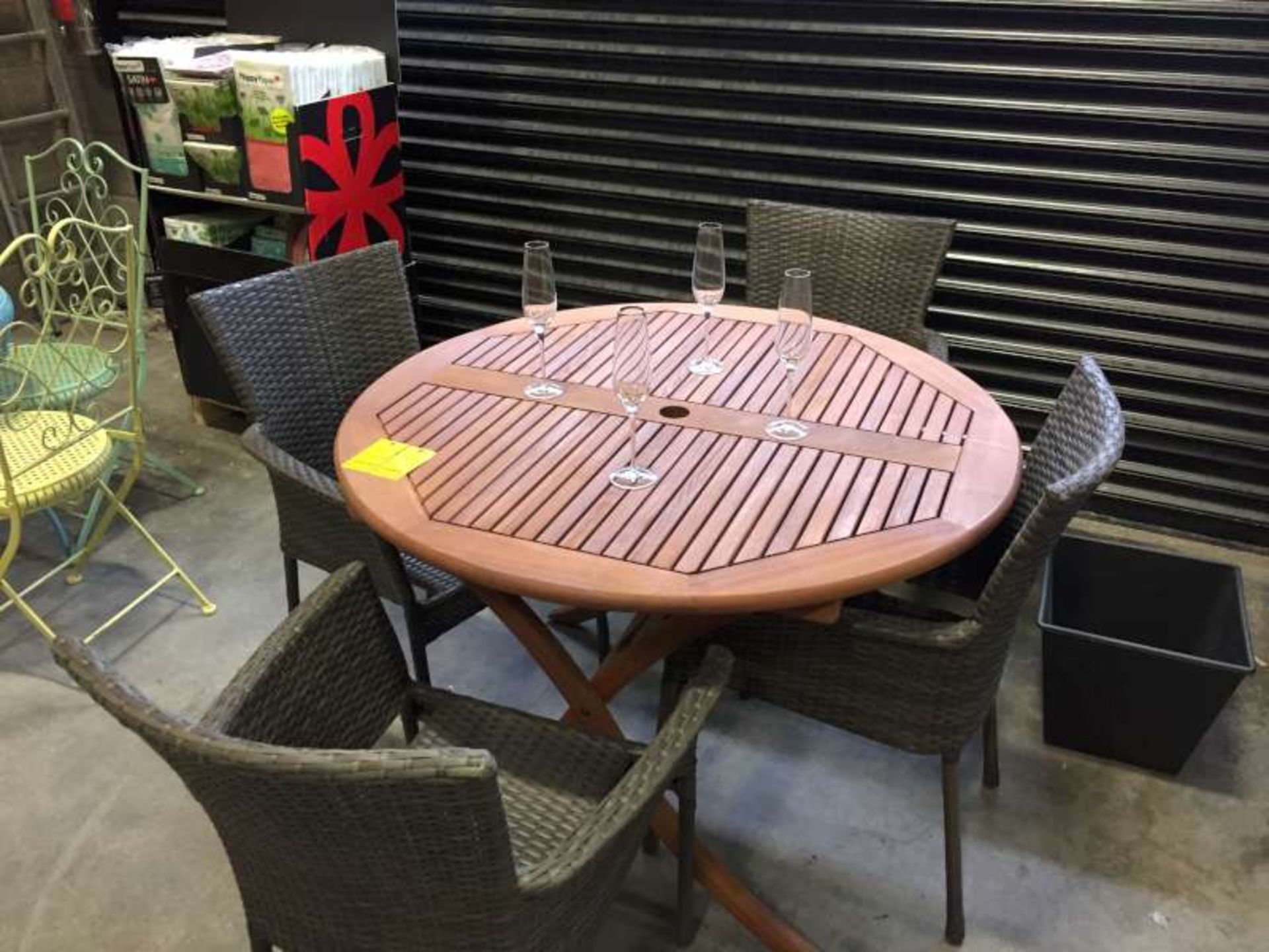 BRAND NEW BOXED PERU ROUND GARDEN TABLE WITH 4 X GARDEN CHAIRS