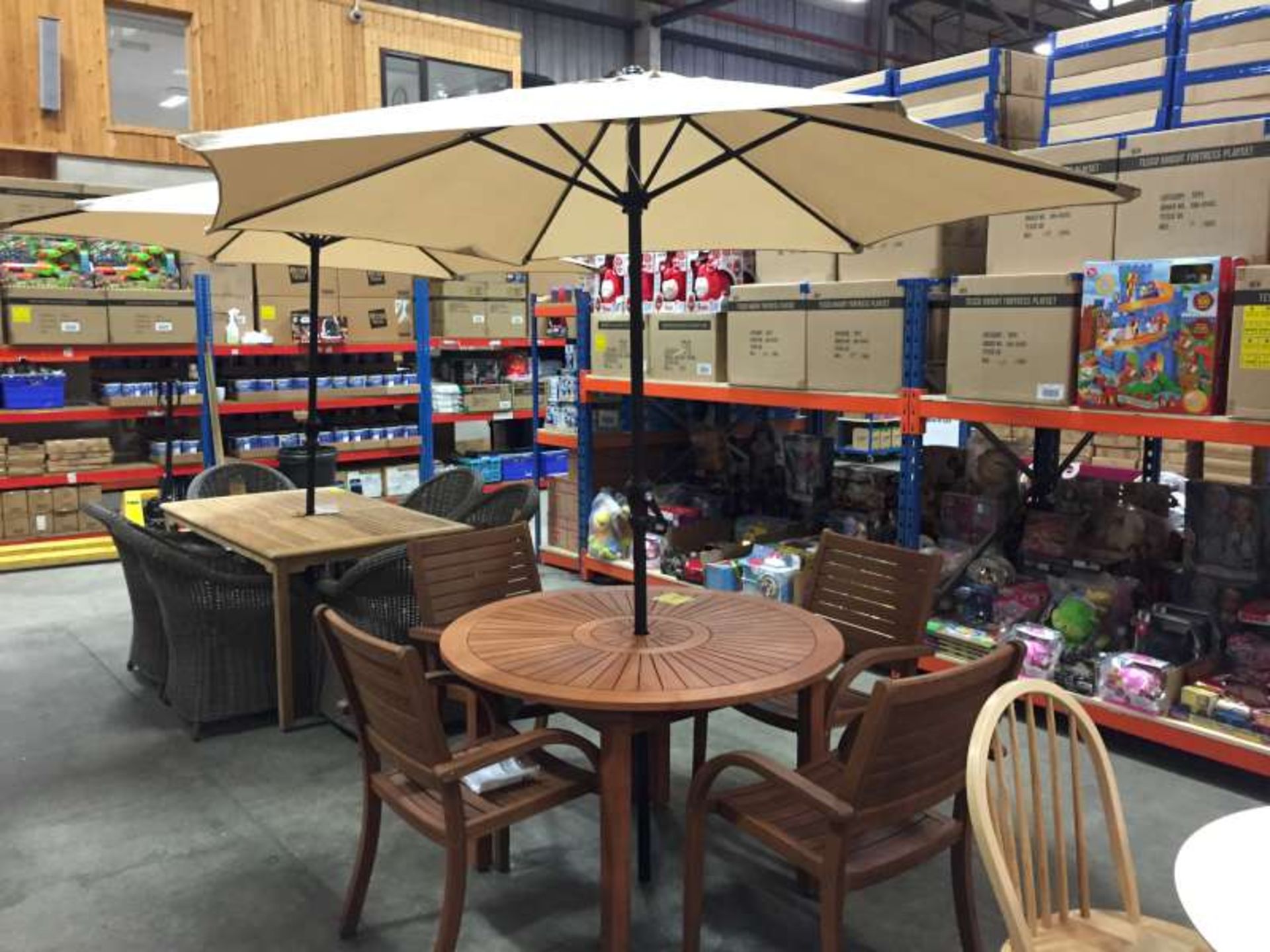 BRAND NEW BOXED ALMERIA ROUND GARDEN TABLE WITH 4 X ALMERIA STACKING CHAIRS AND PARASOL