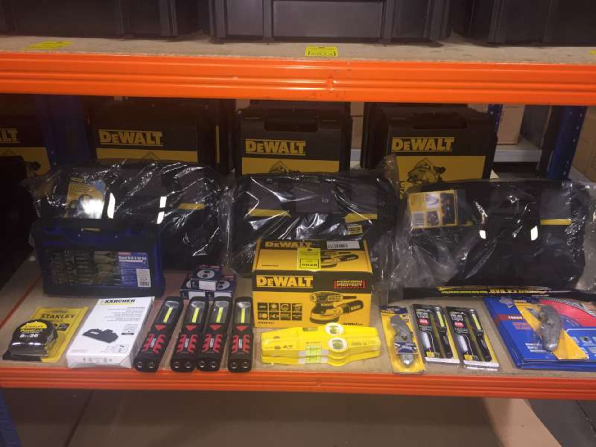 BRAND NEW TOOL LOT CONTAINING 3 X STANLEY BAGS, 1 X ROUGHNECK CROWBAR, 1 X DEWALT DWE6423 SANDER,