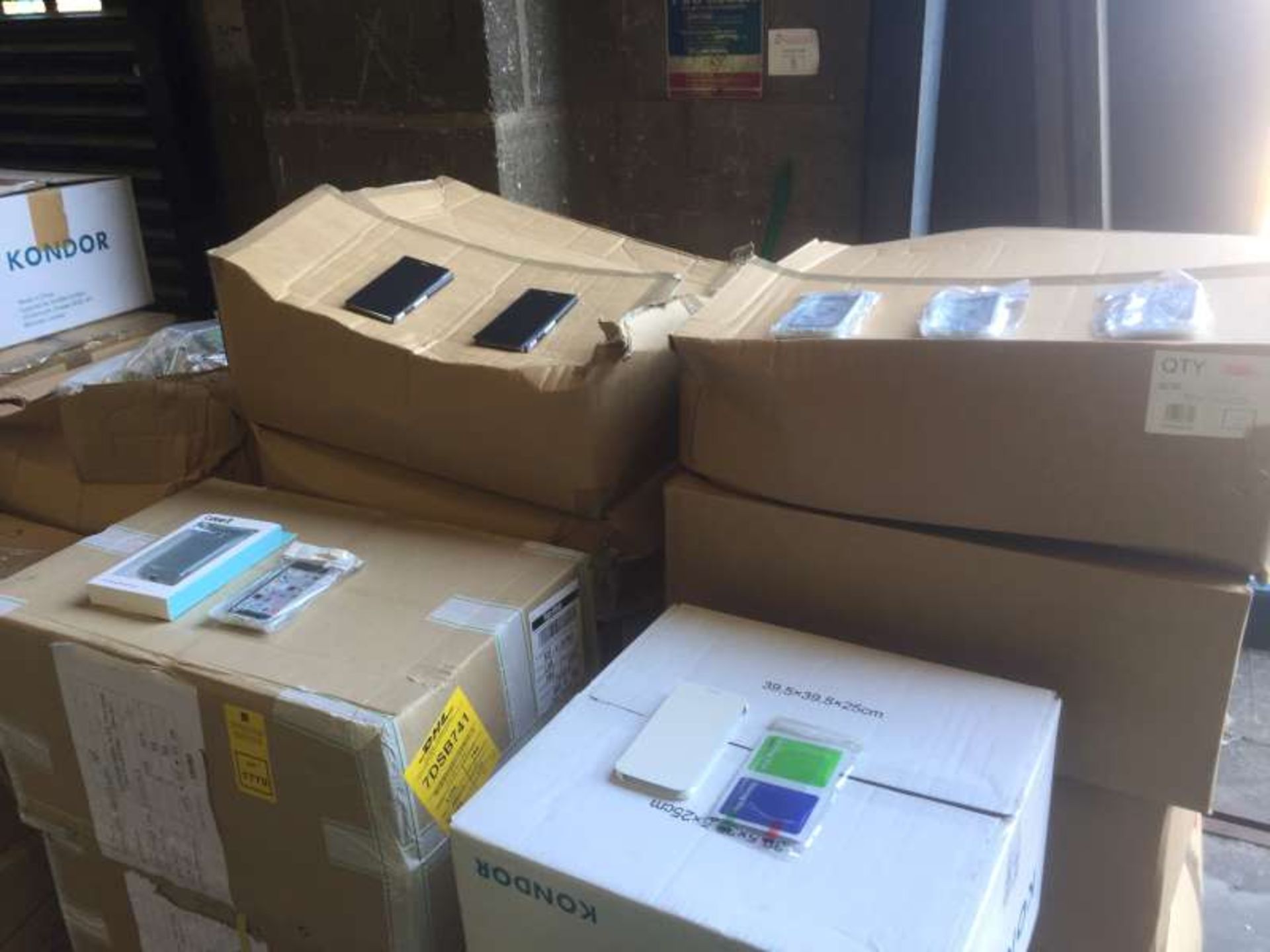 PALLET CONTAINING A LARGE QTY OF MOBILE PHONE AND TABLET COVERS