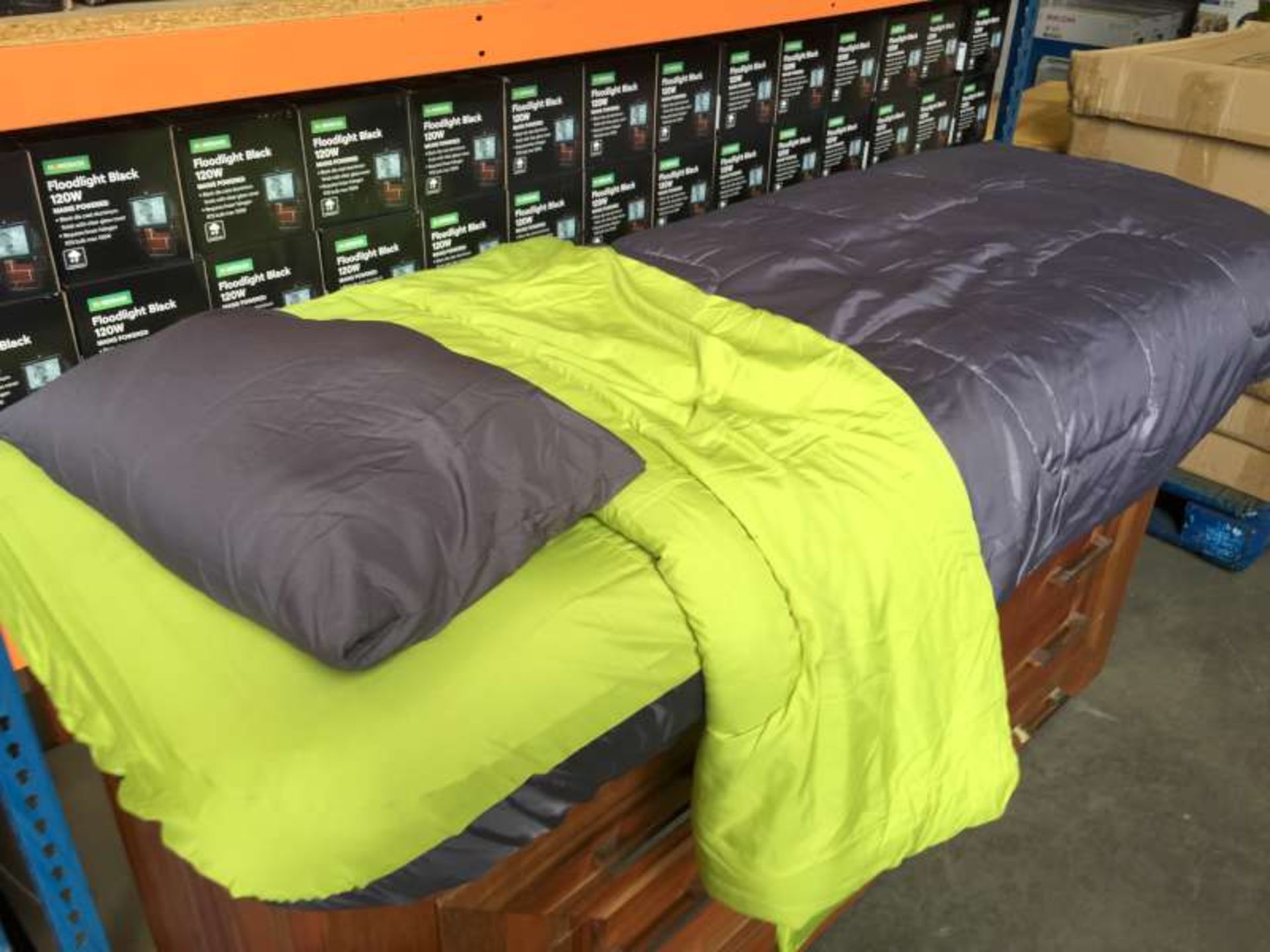 10 X INDOOR / OUTDOOR 4 PIECE SINGLE BED SETS EACH SET CONTAINS AIRBED / AIRBED COVER / PILLOW / BED