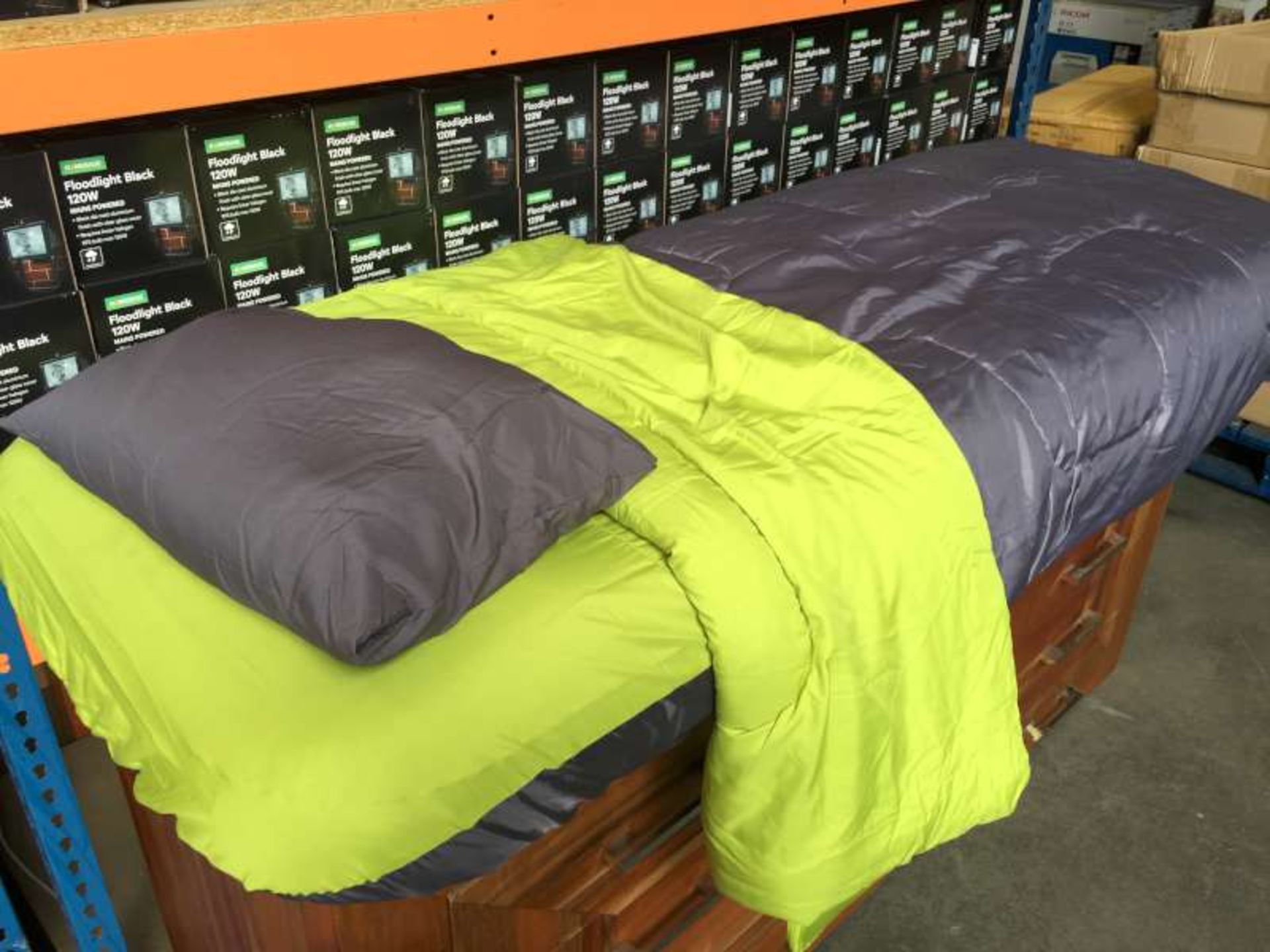 10 X INDOOR / OUTDOOR 4 PIECE SINGLE BED SETS EACH SET CONTAINS AIRBED / AIRBED COVER / PILLOW / BED