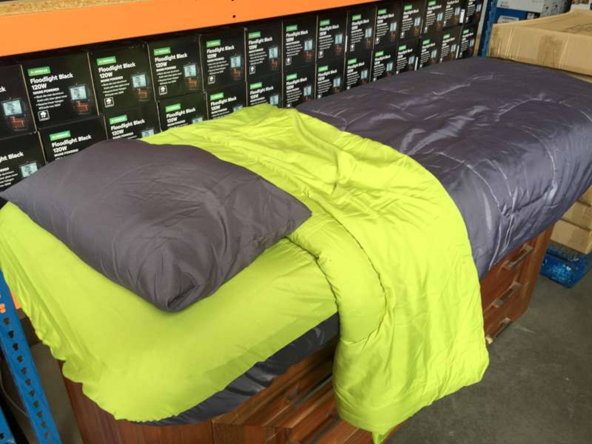 10 X INDOOR / OUTDOOR 4 PIECE SINGLE BED SETS EACH SET CONTAINS AIRBED / AIRBED COVER / PILLOW / BED