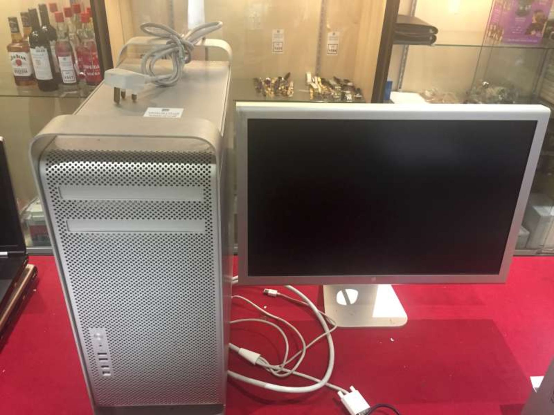 APPLE PC BASE UNIT MODEL NO A1186 AND A APPLE FLATSCREEN MONITOR