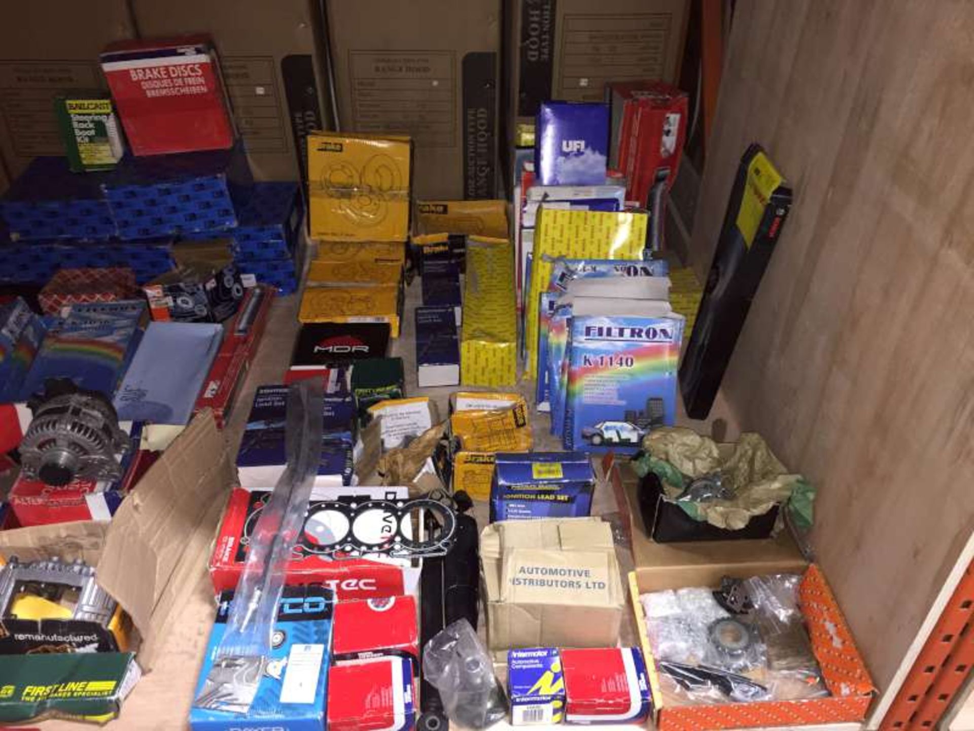 LOT CONTAINING A LARGE QTY OF VARIOUS CAR PARTS