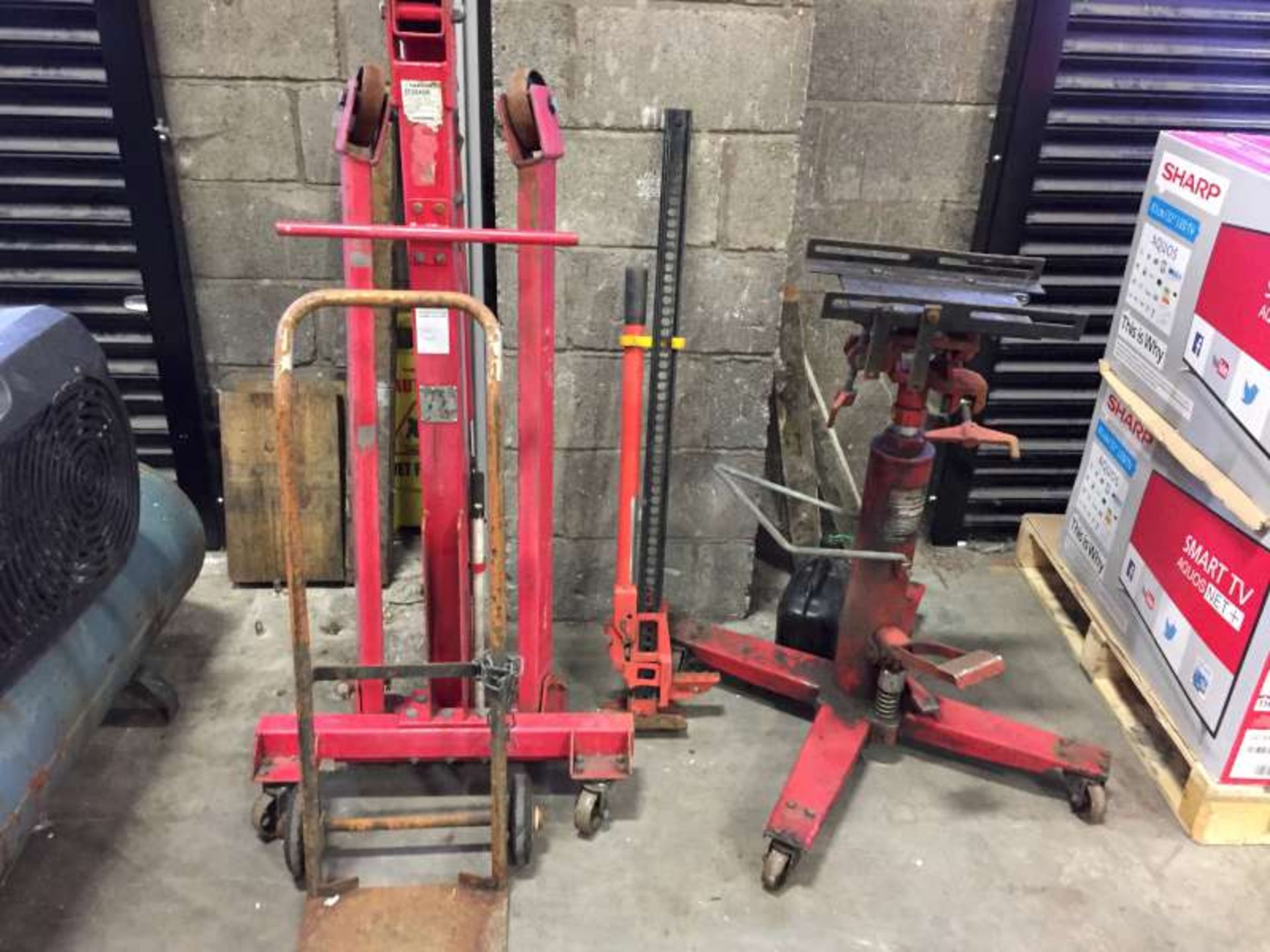 LOT CONTAINING 2 X ENGINE LIFTS, GEAR BOX LIFT, SACK TRUCK, SASH CLAMP