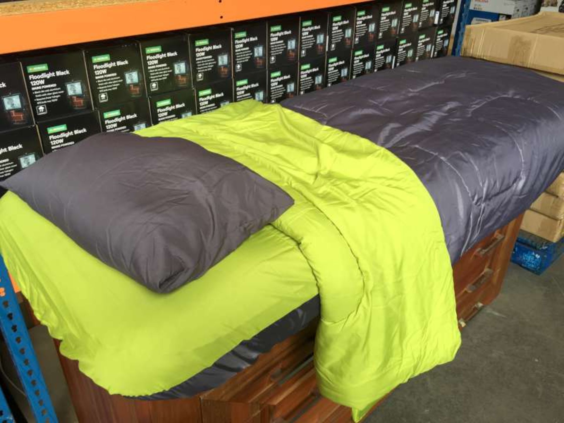 10 X INDOOR / OUTDOOR 4 PIECE SINGLE BED SETS EACH SET CONTAINS AIRBED / AIRBED COVER / PILLOW / BED