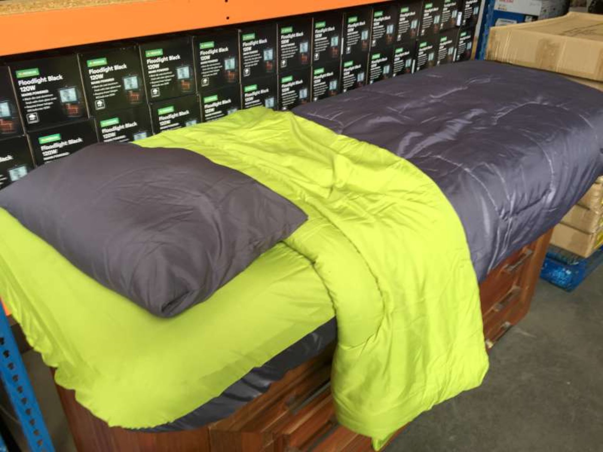 10 X INDOOR / OUTDOOR 4 PIECE SINGLE BED SETS EACH SET CONTAINS AIRBED / AIRBED COVER / PILLOW / BED