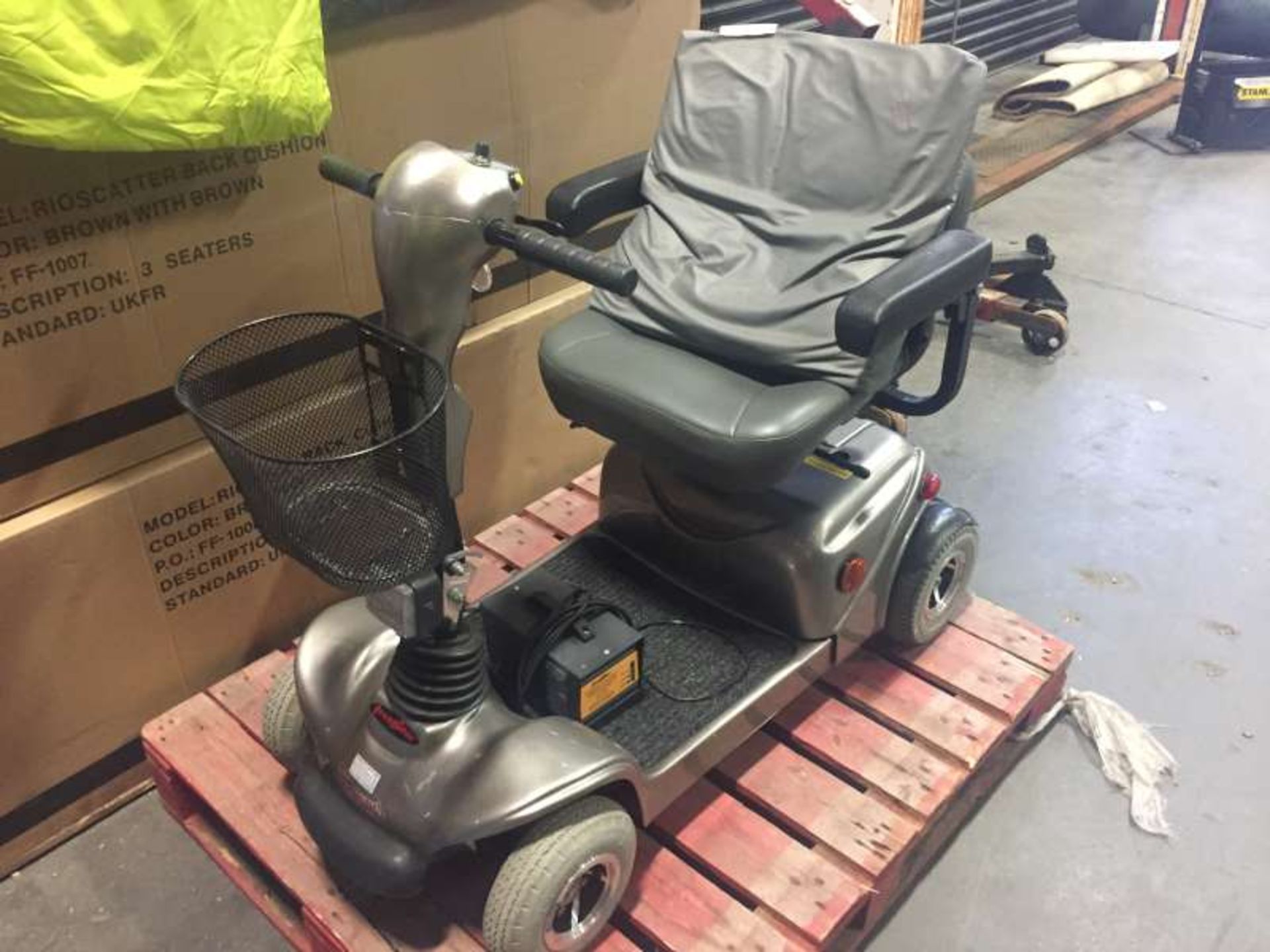 FREE RIDER MOBILITY SCOOTER WITH KEY AND CHARGER