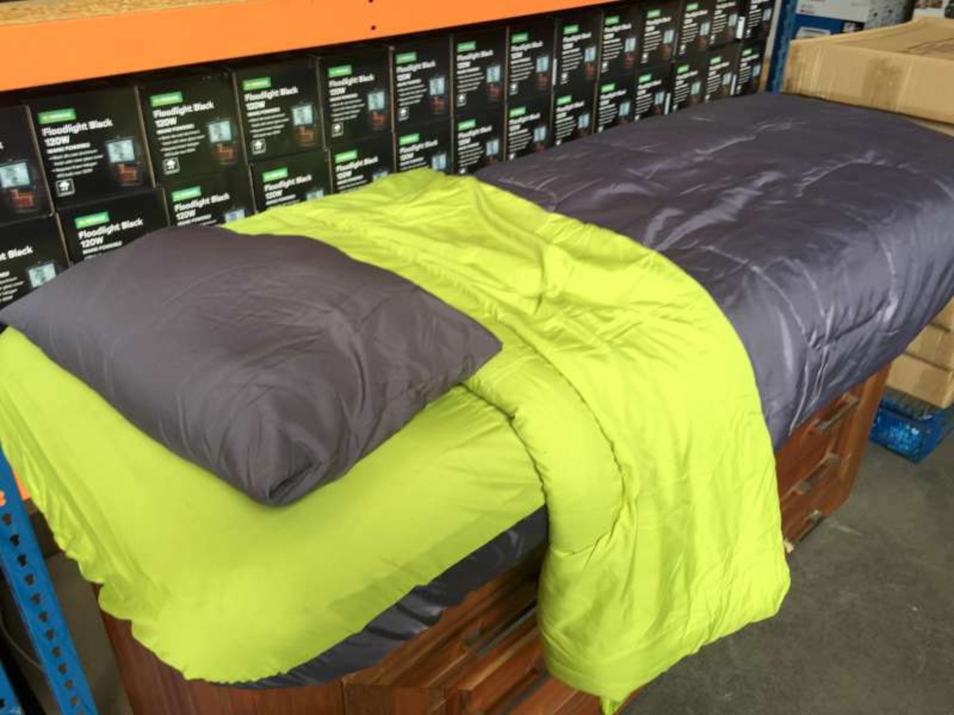 10 X INDOOR / OUTDOOR 4 PIECE SINGLE BED SETS EACH SET CONTAINS AIRBED / AIRBED COVER / PILLOW / BED