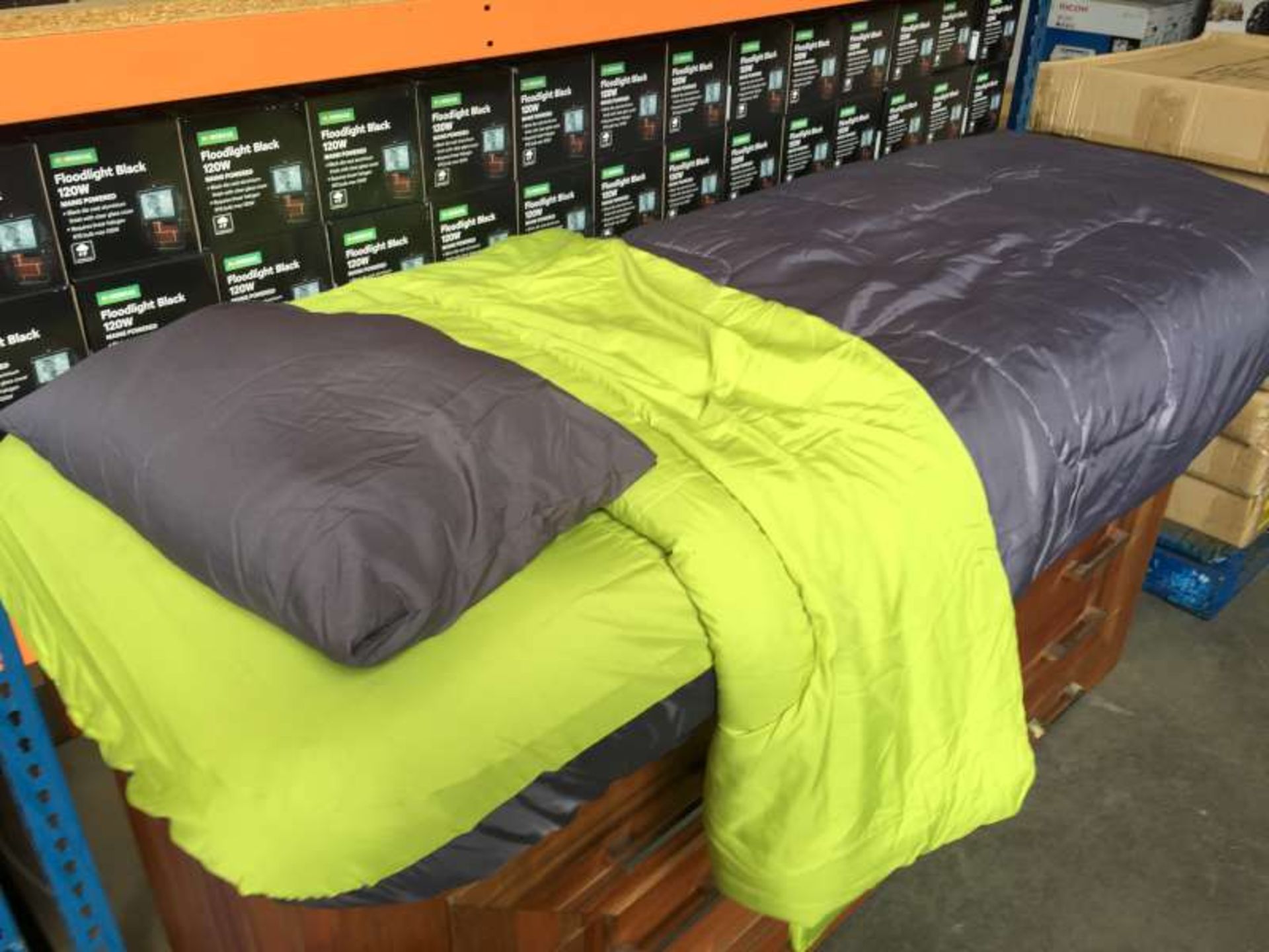 10 X INDOOR / OUTDOOR 4 PIECE SINGLE BED SETS EACH SET CONTAINS AIRBED / AIRBED COVER / PILLOW / BED