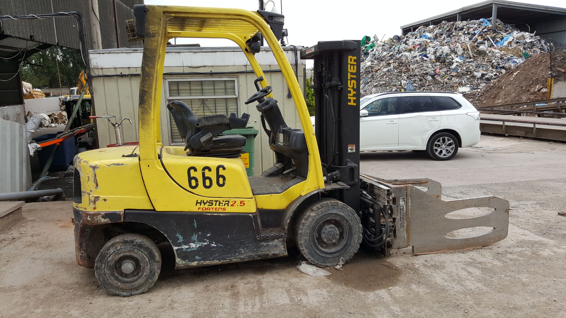 Hyster 2.5 Fortens Diesel fork lift truck with container spec. triple mast and cascade bale clamp