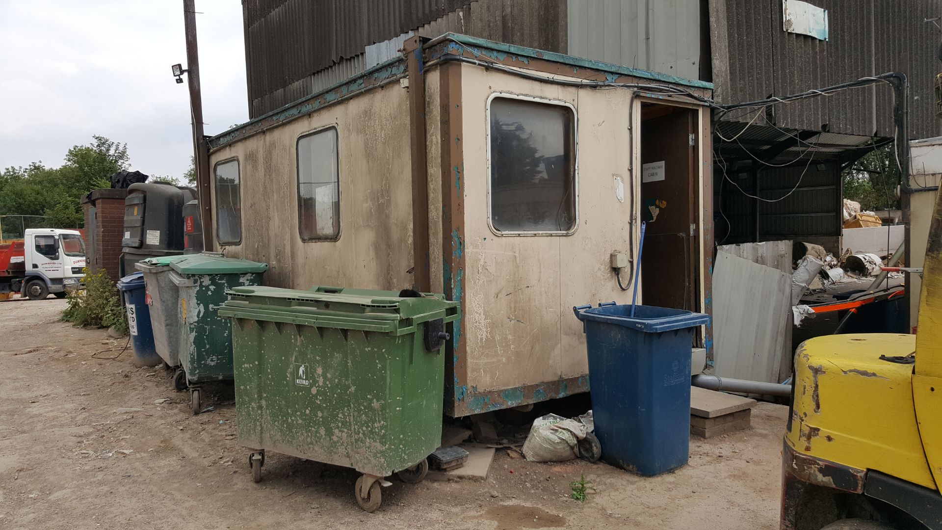 Unbranded approx. 20FT by 10FT jackleg welfare hut with electrics, water heater and all other