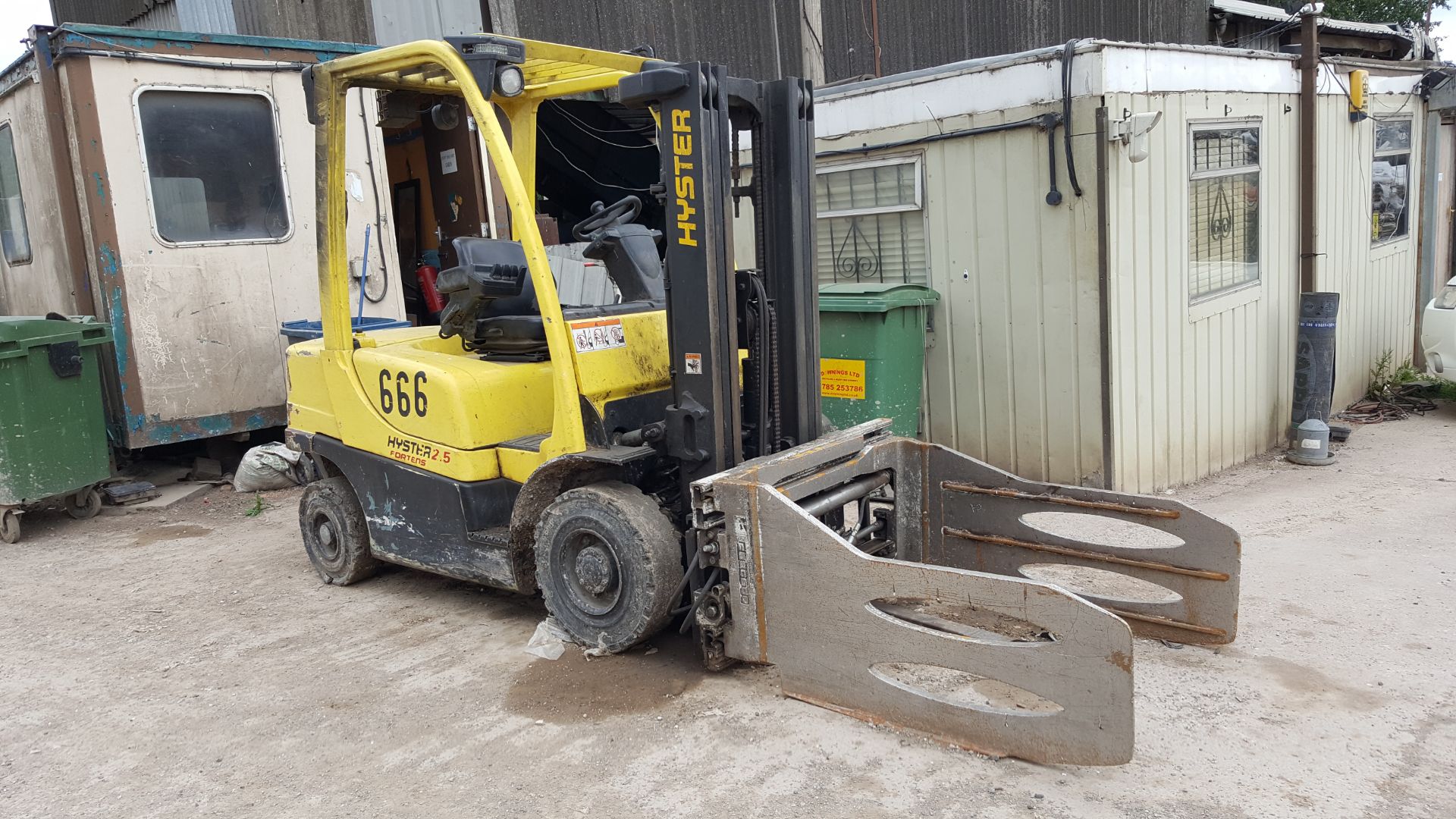 Hyster 2.5 Fortens Diesel fork lift truck with container spec. triple mast and cascade bale clamp - Image 3 of 3