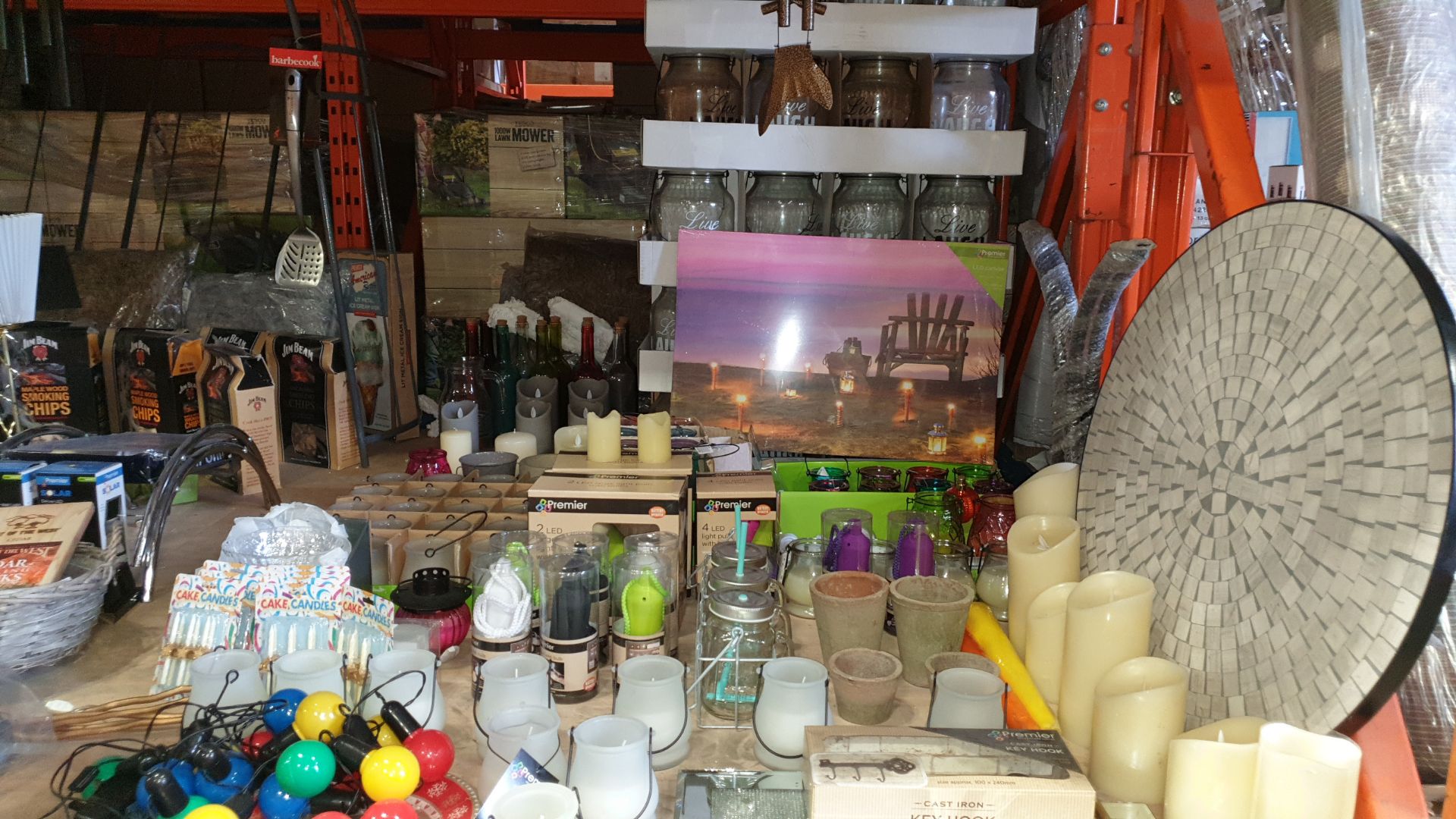 LOT CONTAINING CANDLES, LED TEA LIGHTS, CANDLE HOLDERS, LED LIGHT PULLS, TEA LIGHT HOLDERS,