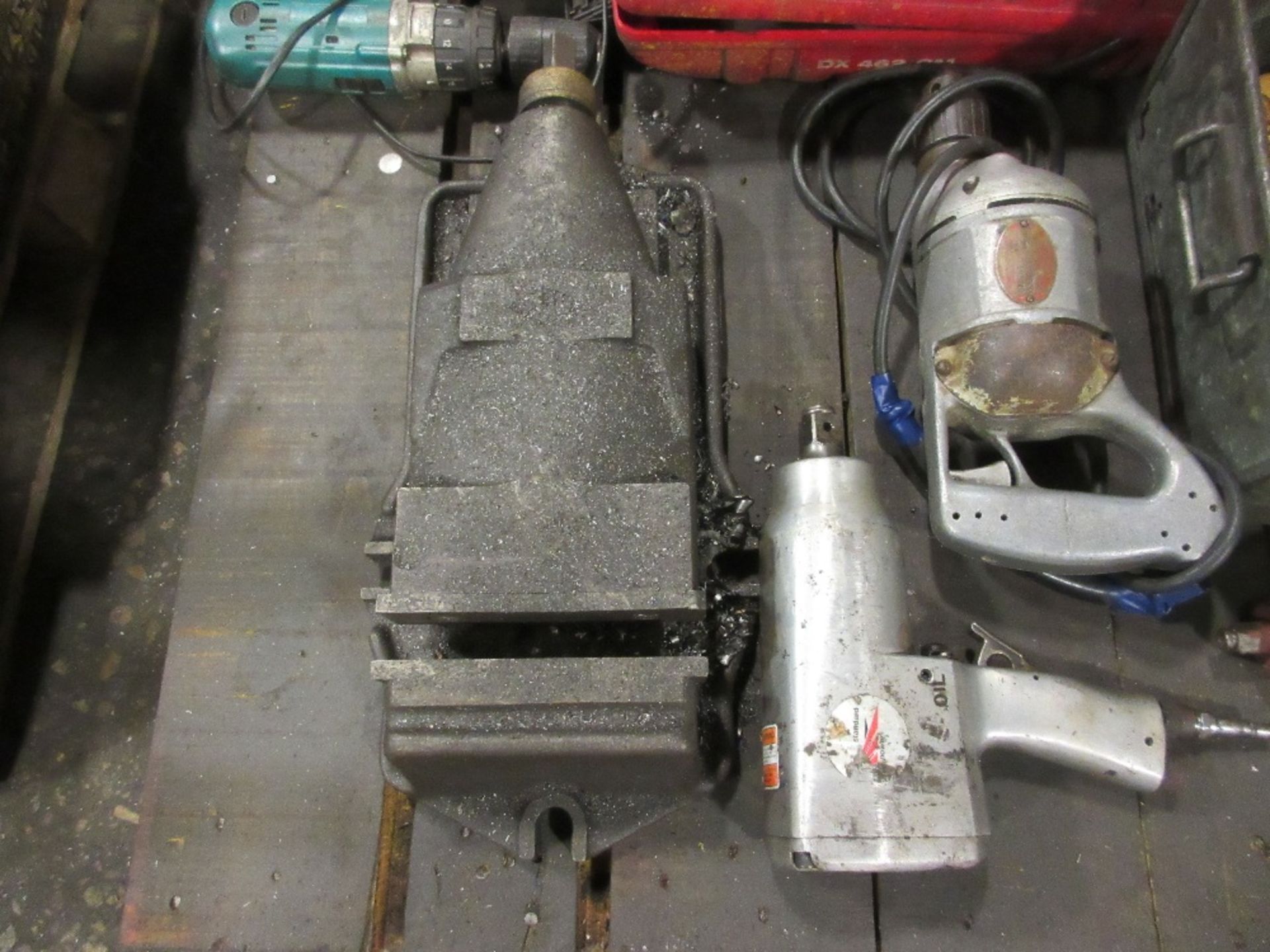 3 - air tools, machine vice. 2 - Dewalt battery hand tools 110v angle grinder, battery drill - Bild 2 aus 3