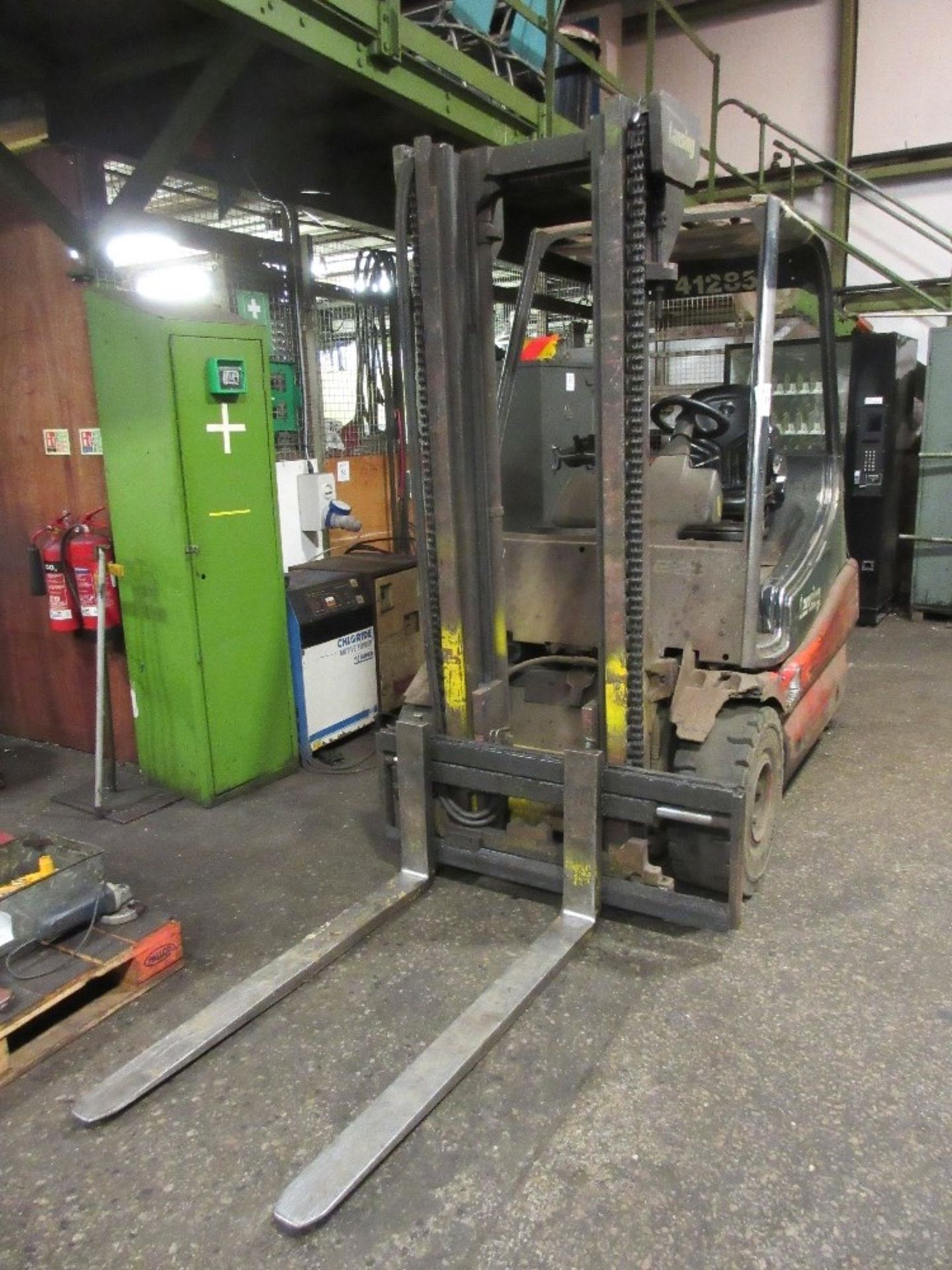 Lansing E25-02 electric forklift truck. 2500kg capacity. Date 2001 complete with charger - Image 2 of 6