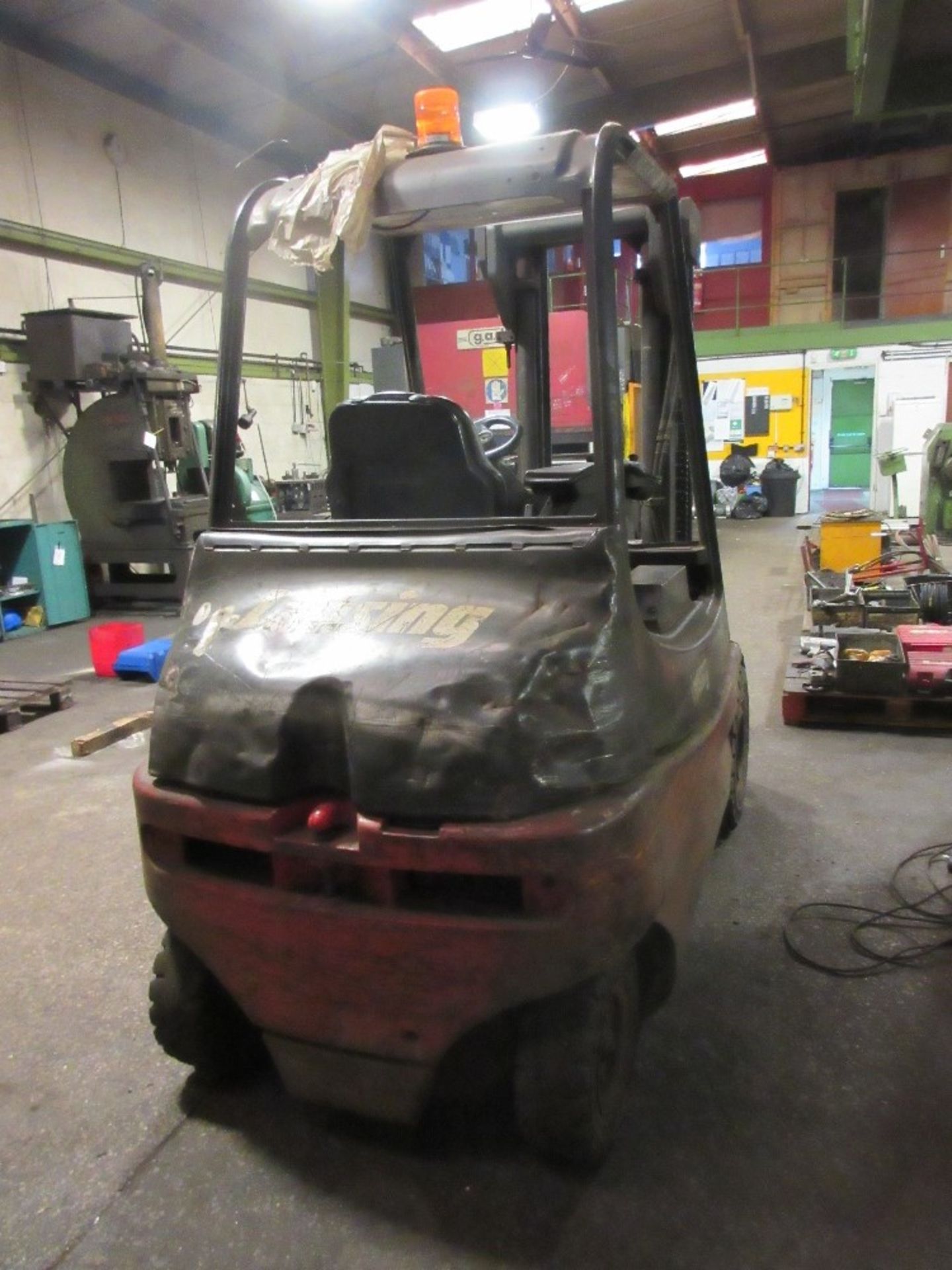 Lansing E25-02 electric forklift truck. 2500kg capacity. Date 2001 complete with charger - Image 4 of 6