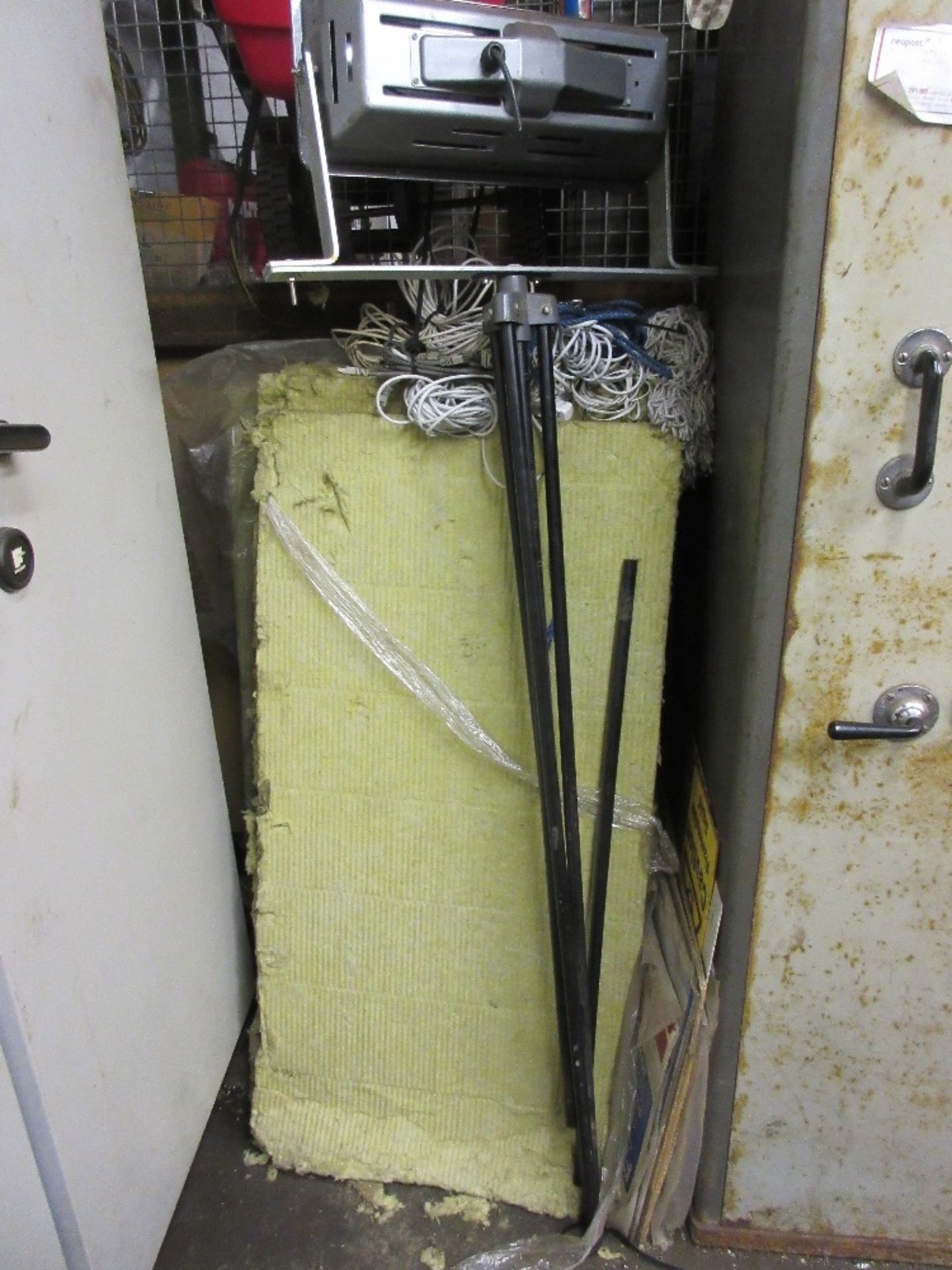 Remaining contents of stores to include hand tools, motor, 110 volt cable, tripod light, - Image 6 of 6