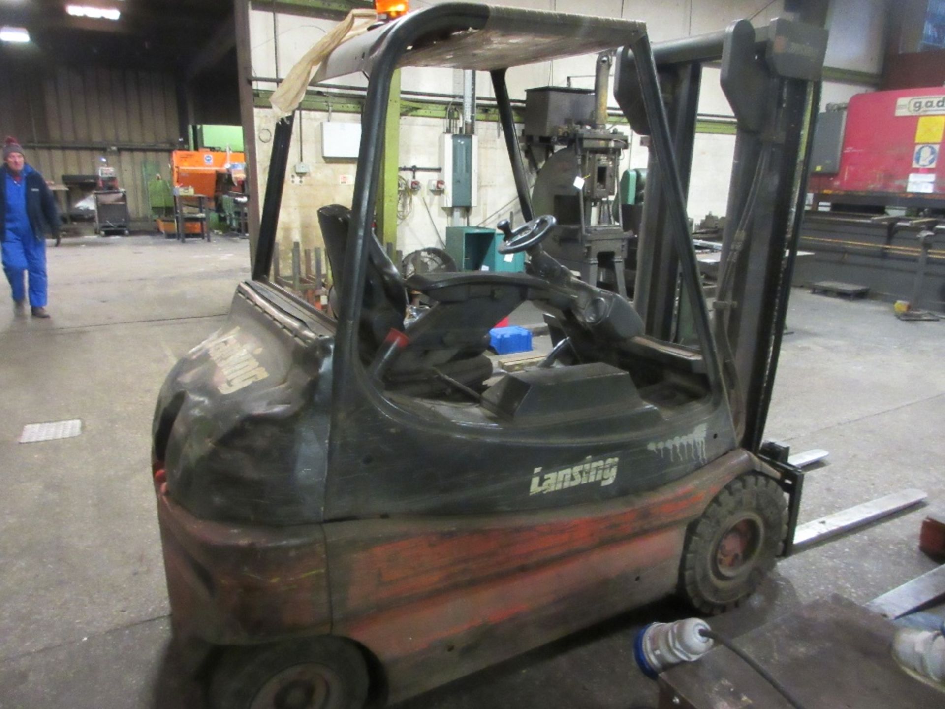 Lansing E25-02 electric forklift truck. 2500kg capacity. Date 2001 complete with charger - Image 5 of 6