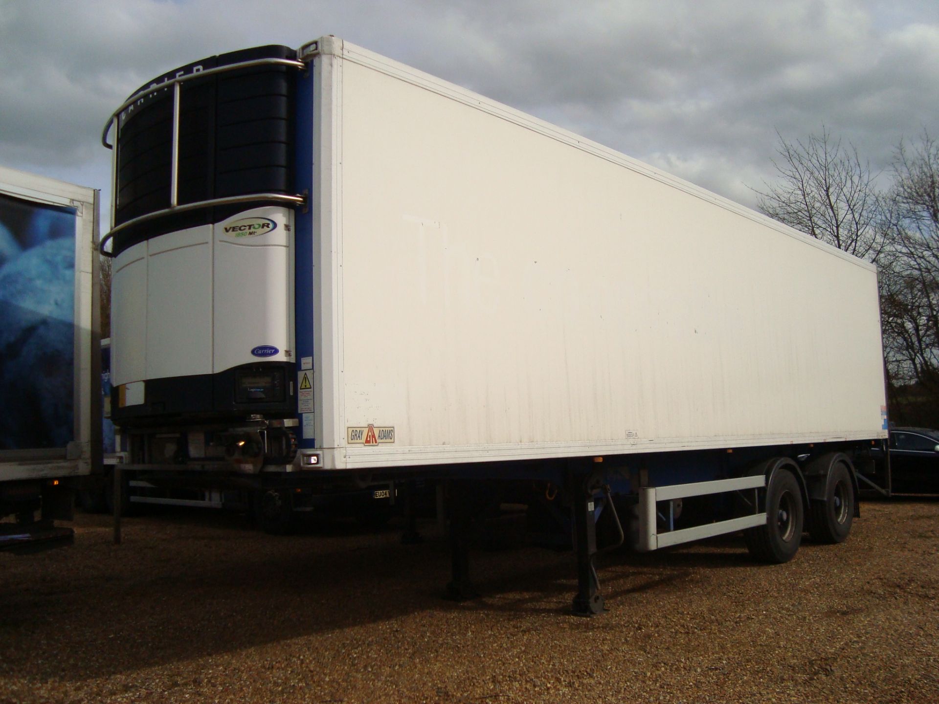 GVU27 - Gray & Adams GA2BS twin axle refrigerated semi-trailer with Carrier Vector 1850 Mt chiller - Image 2 of 3