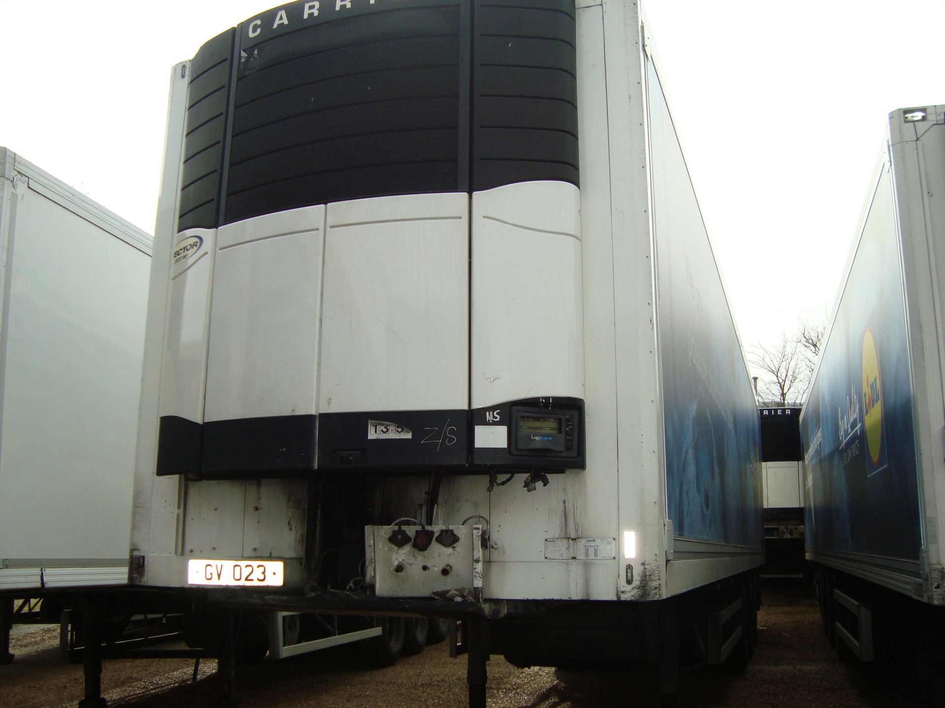 GV023 - Schmitz SK024L tri-axle refrigerated semi-trailer with Carrier Vector 1800 Mt chiller