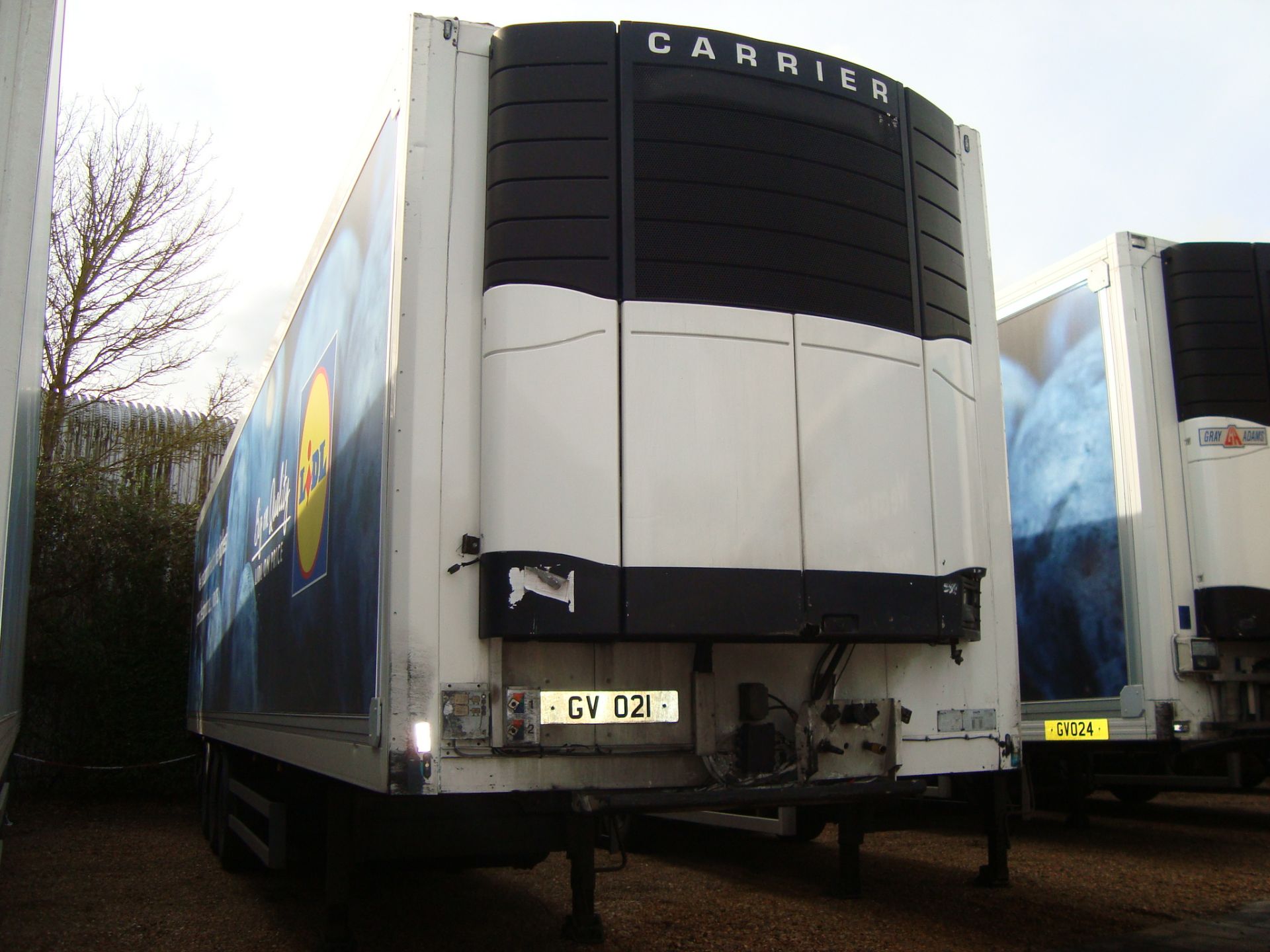 GV021 - Schmitz SK024L tri-axle refrigerated semi-trailer with Carrier Vector 1800 Mt chiller