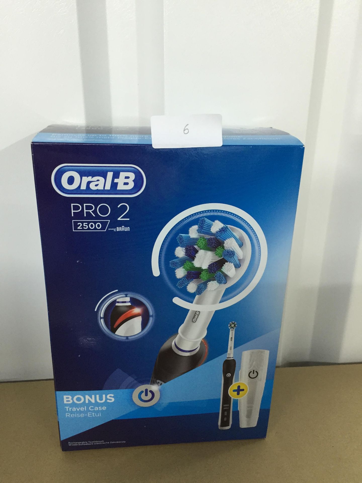 Oral -B Pro 2 2500 electric toothbrush + bonus travel case