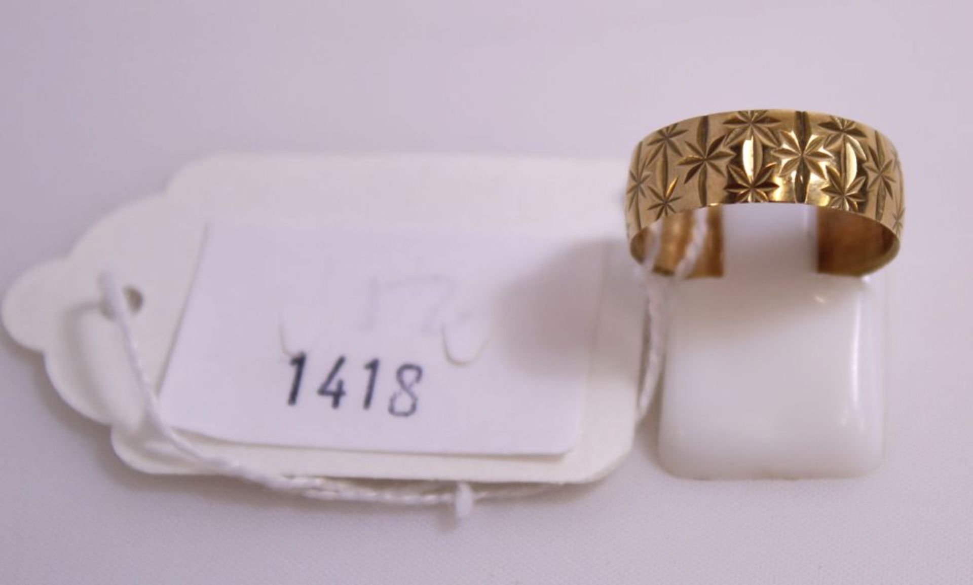 A 9ct Gold Ring with Star of Bethlehem design (Size O½) 3g (Est. £40-£70)
