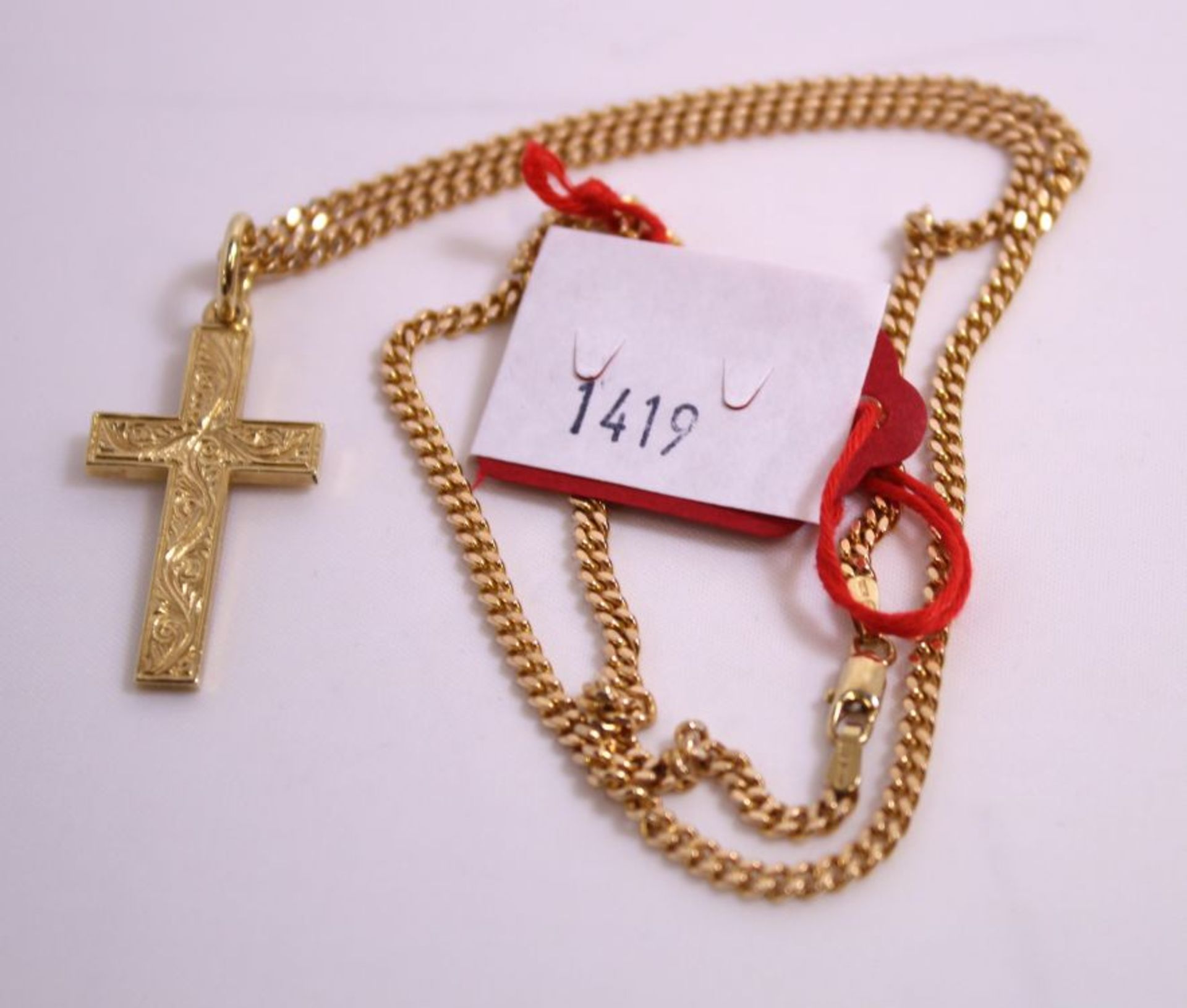 A 9ct Gold Chain with 9ct Cross Pendant 15.6g (Est. £180-£250)
