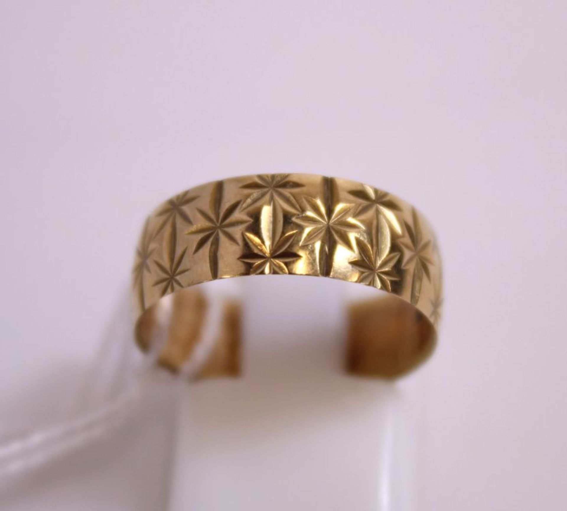 A 9ct Gold Ring with Star of Bethlehem design (Size O½) 3g (Est. £40-£70) - Image 2 of 2