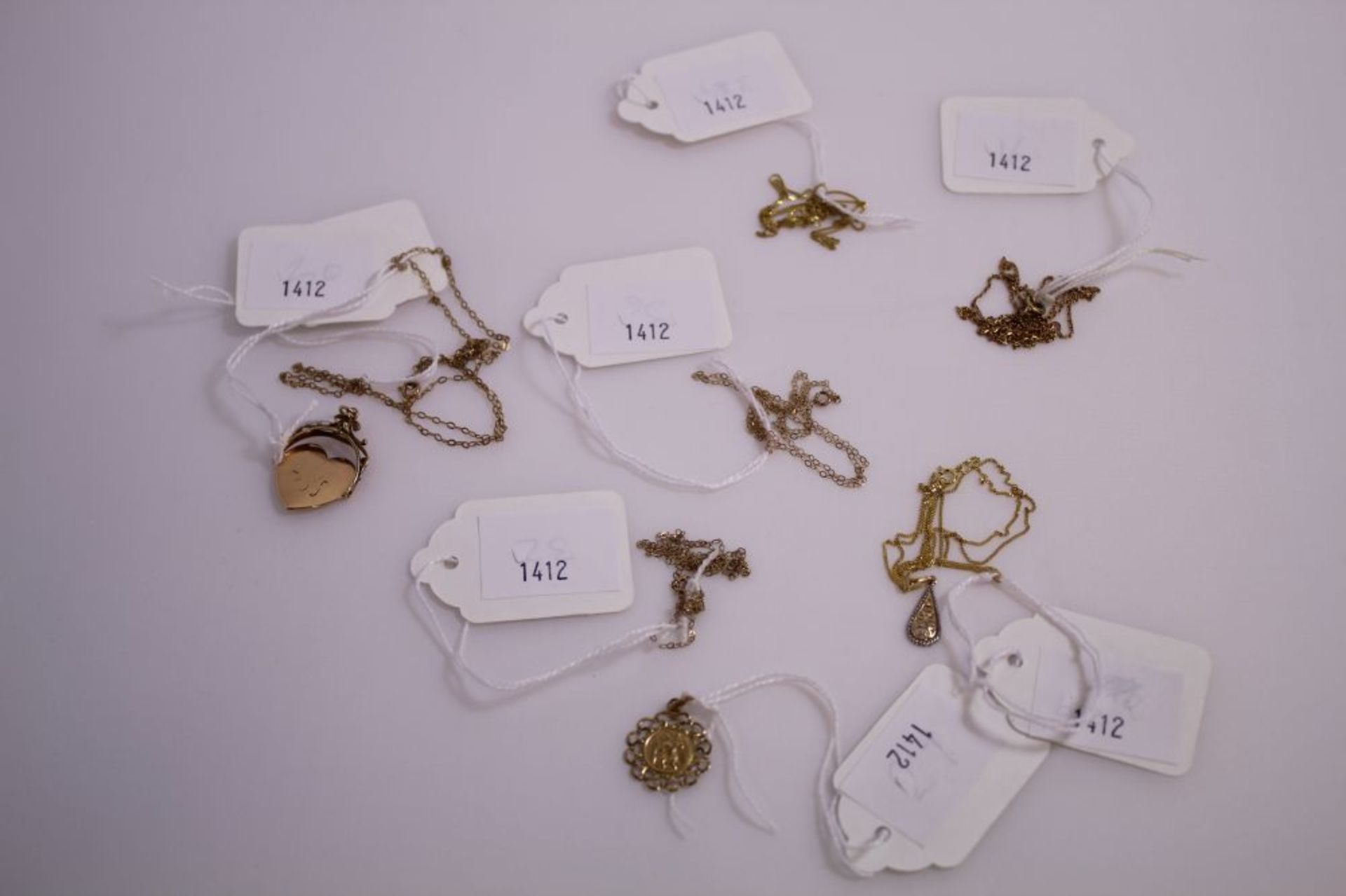 A selection of Eight 9ct Gold items to include Six Chains and Two Pendants (Total weight 9g) (Est £