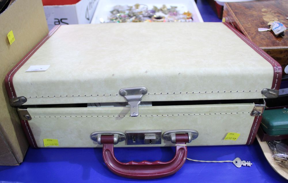 This is a Timed Online Auction on Bidspotter.co.uk, Click here to bid. Small Suitcase of Vintage - Image 4 of 4
