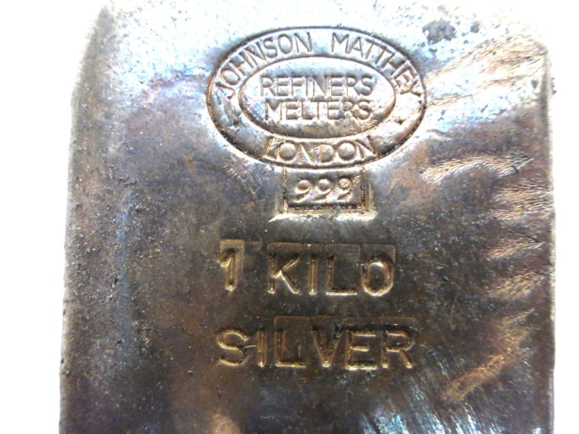 A Johnson Matthey 1 Kilo Silver (0.999) Ingot (JM 74228A) (est. £300-£600) - Image 2 of 4