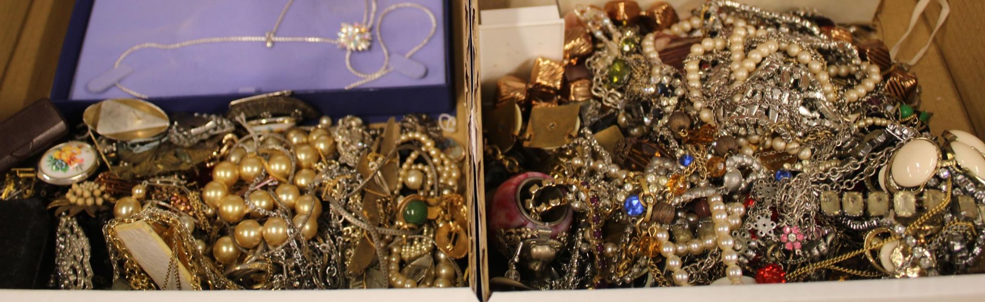 A Large Collection of Vintage Costume Jewellery etc. (Est £20-£40) - Image 3 of 8