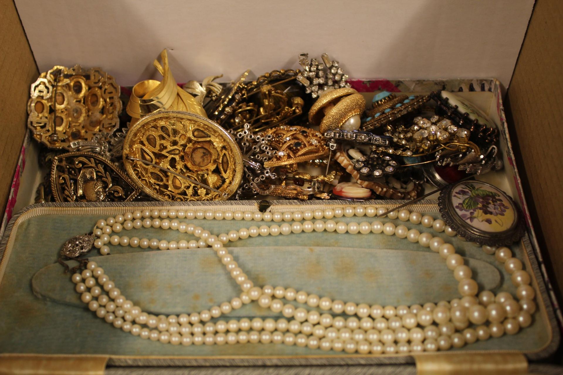 A Good Large Collection of Vintage Costume Brooches, Jewellery etc. (Est £20-£40) - Image 6 of 6