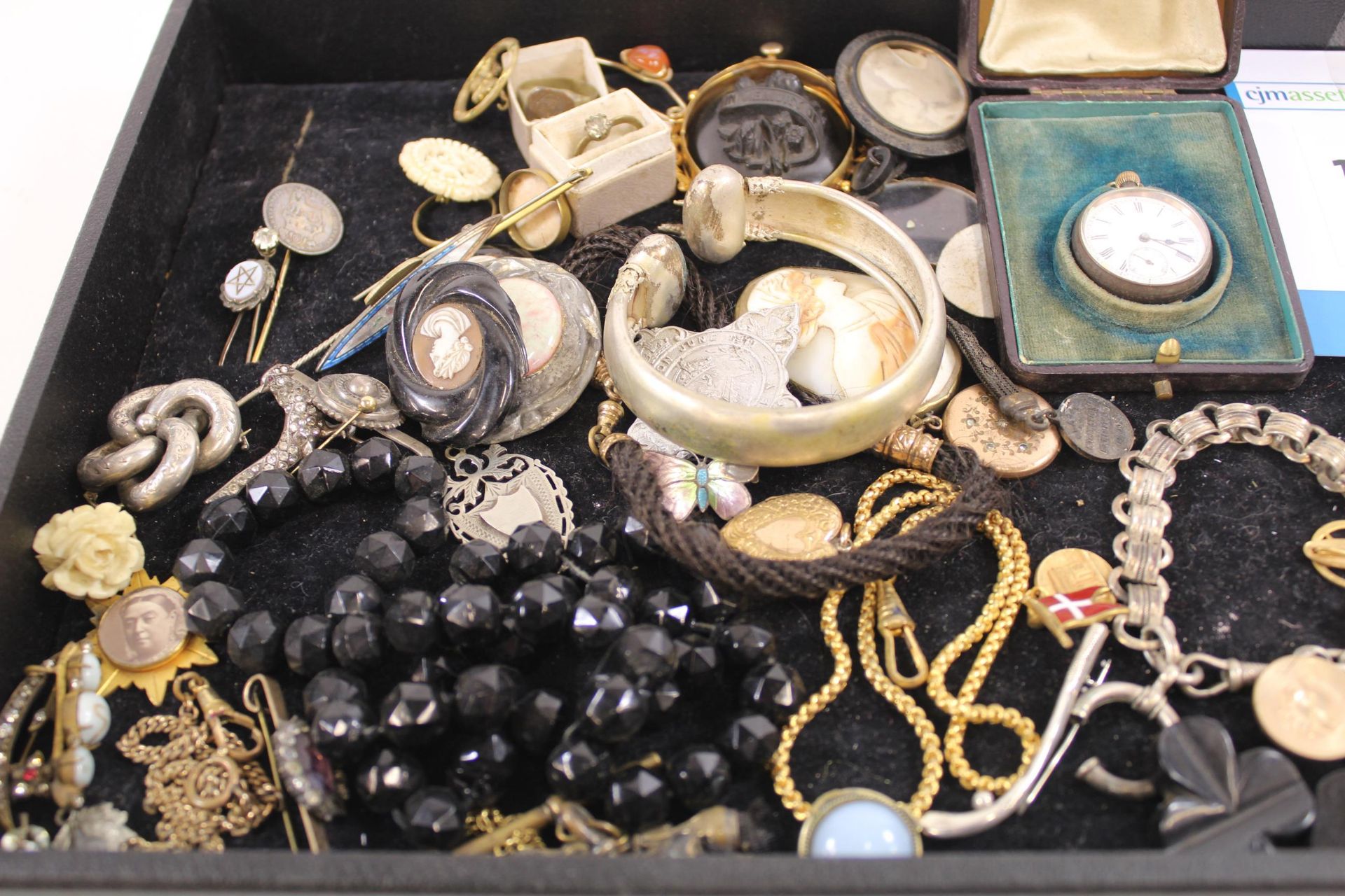 A Good Collection of Victorian and Edwardian Jewellery to include Whitby Jet, Vulcanite, Silver - Bild 2 aus 3