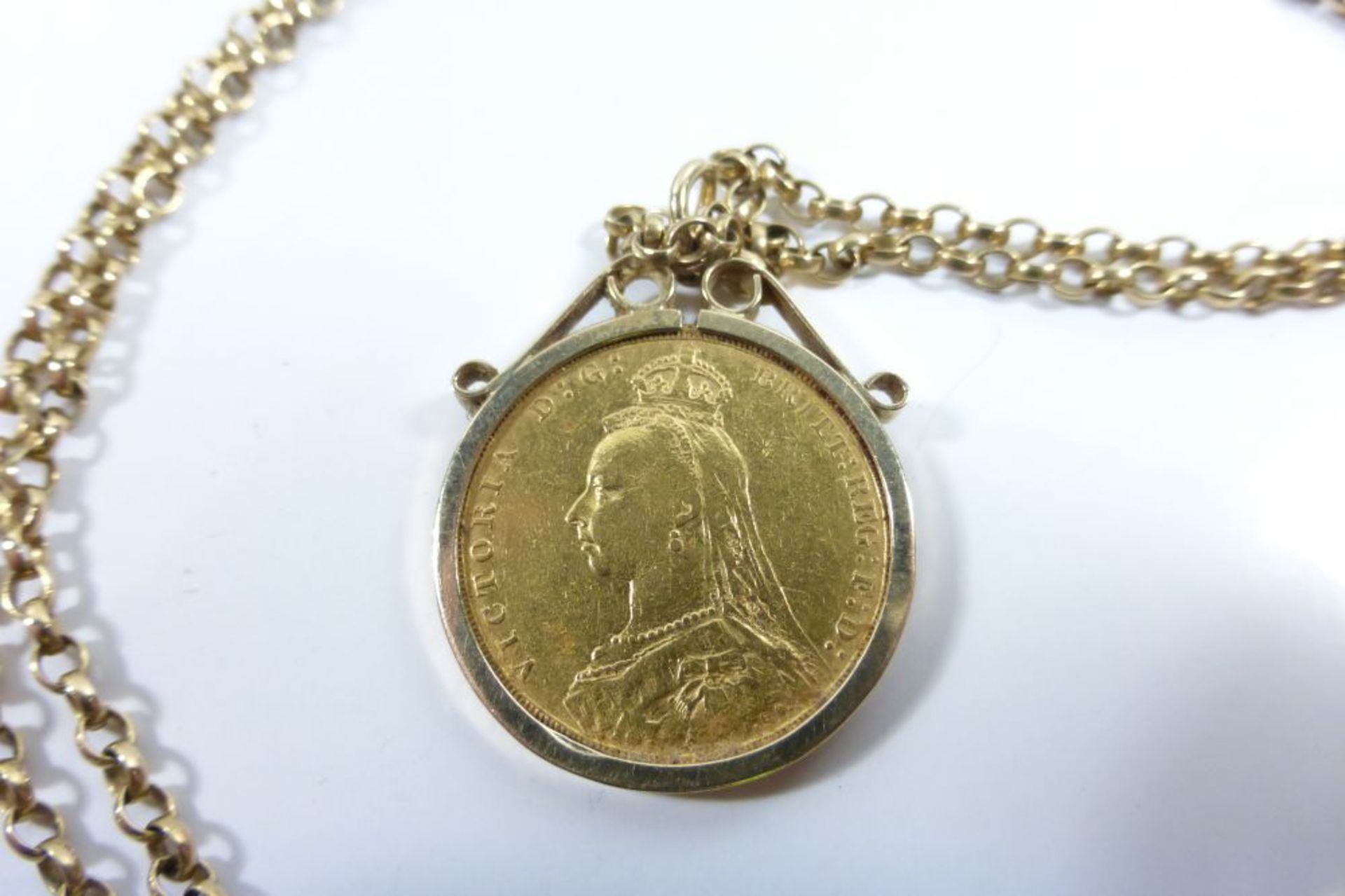 An 1889 Gold Sovereign Victoria Jubilee Head Coin Mounted in a 9ct Gold Necklace and Coin Retainer - Image 3 of 4