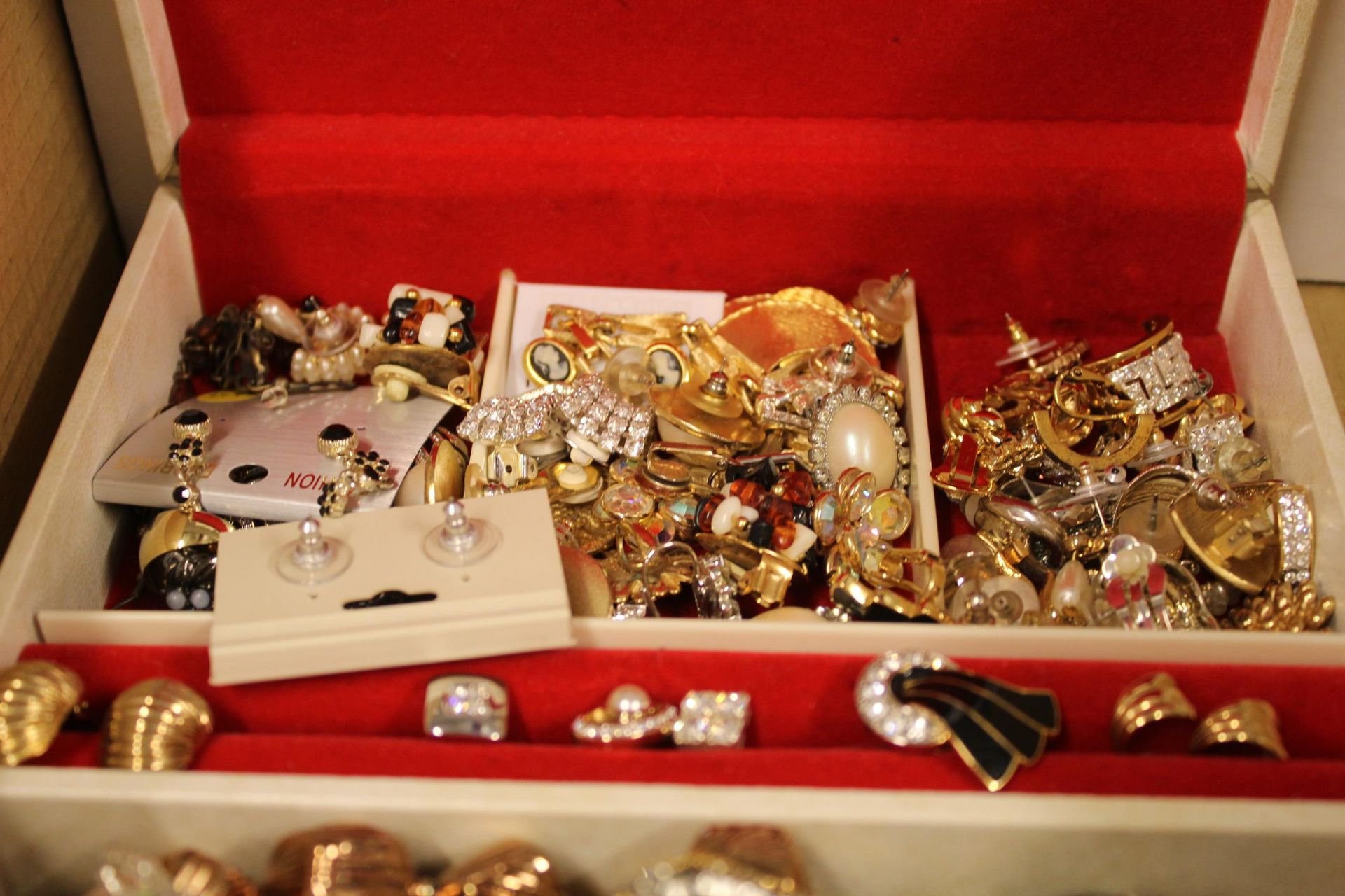 A Large Collection of Vintage Costume Jewellery etc. (Est £20-£40) - Image 6 of 8