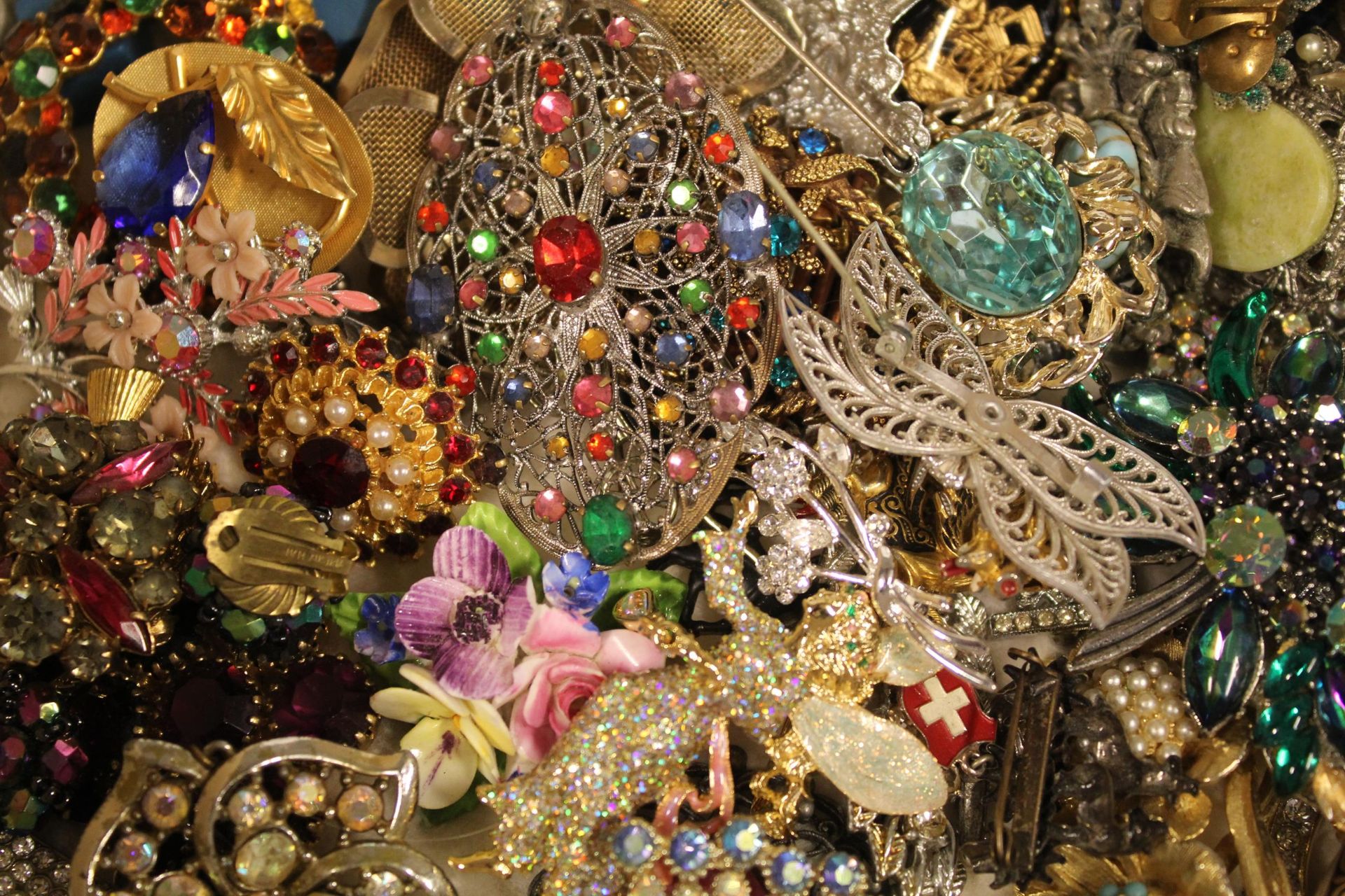 A Good Large Collection of Vintage Costume Brooches, Jewellery etc. (Est £20-£40) - Image 4 of 6