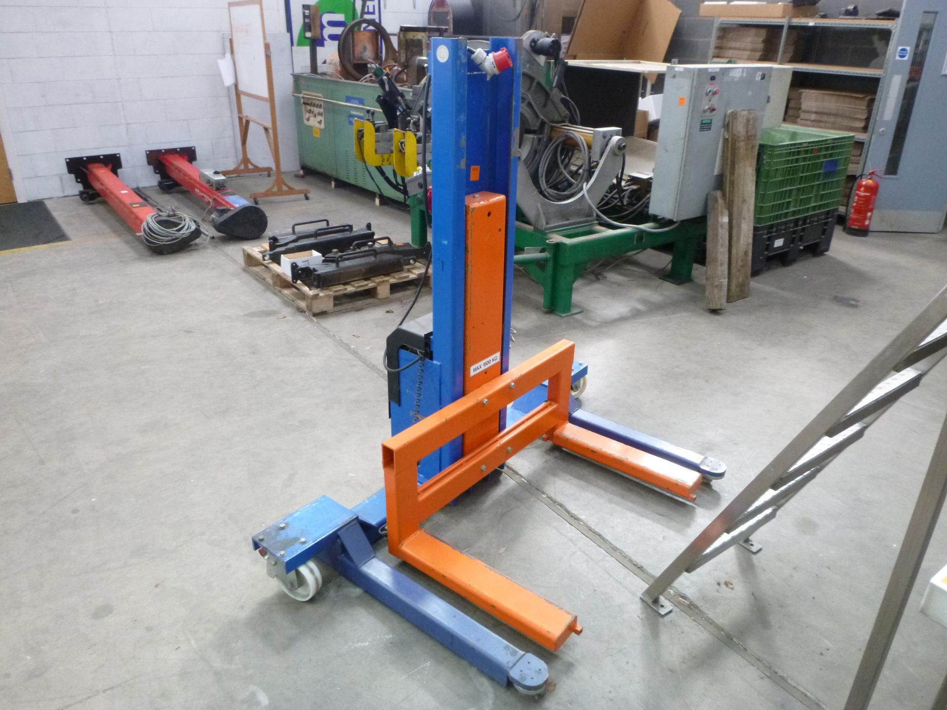 * An Edmo Lift Max 1500Kg Type TSE1000 S/N 0002223583010001 Class IP54 3PH. Please note there is £ - Image 3 of 4